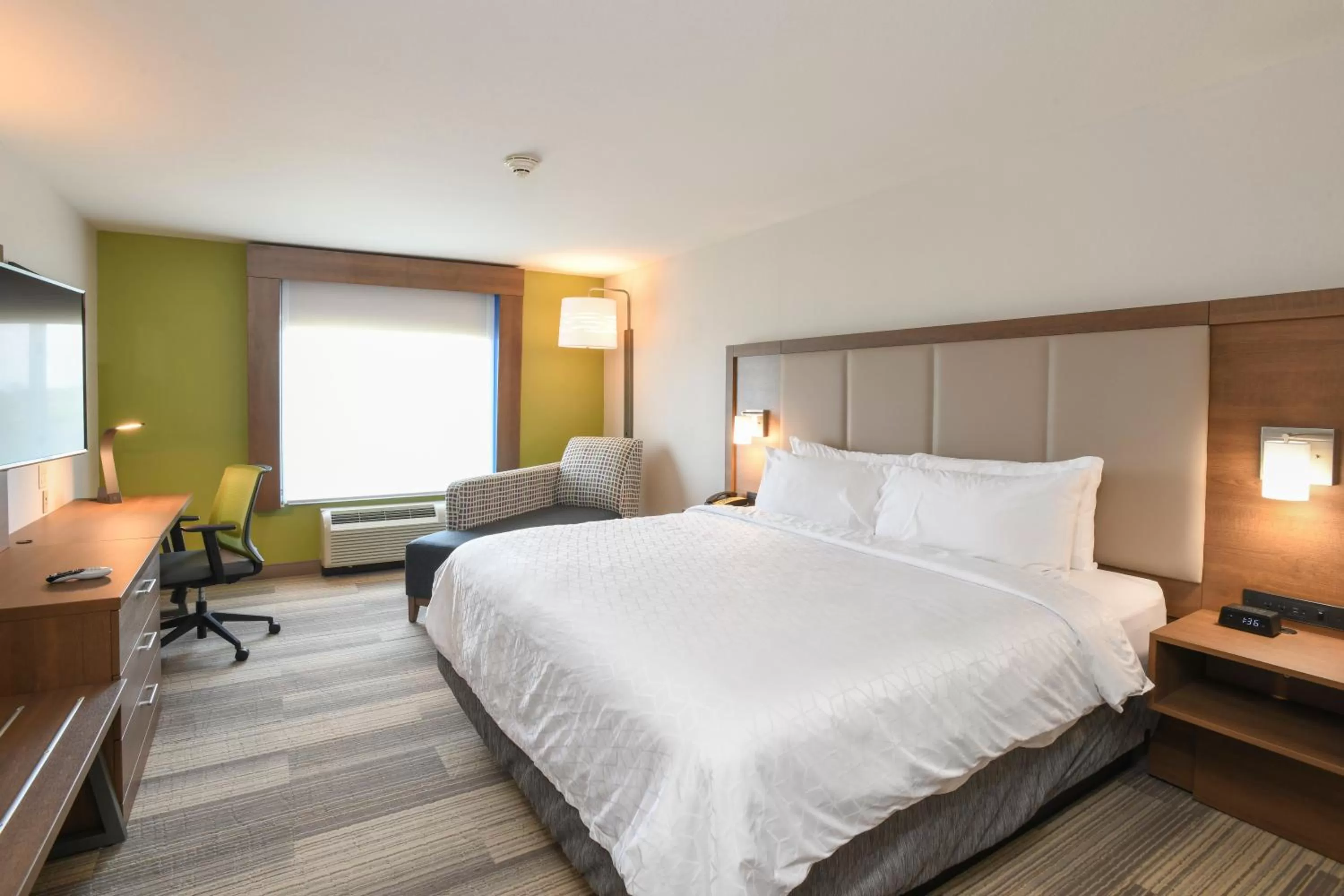 Photo of the whole room, Bed in Holiday Inn Express Hotel & Suites Richwood - Cincinnati South by IHG