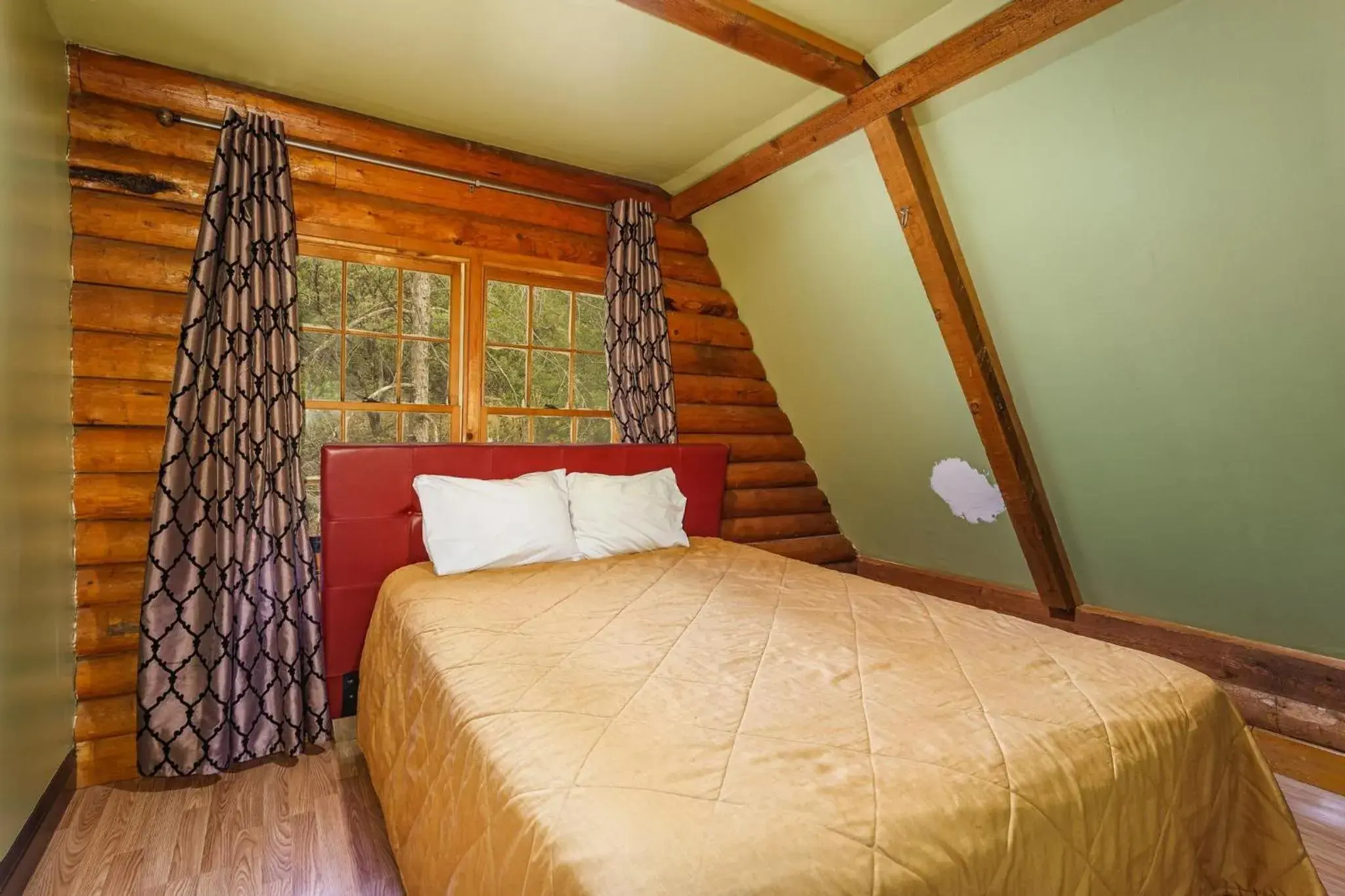 Bed in Mountain Trail Lodge and Vacation Rentals