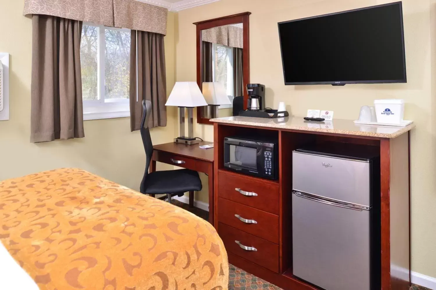 TV and multimedia, TV/Entertainment Center in Cheshire Welcome Inn