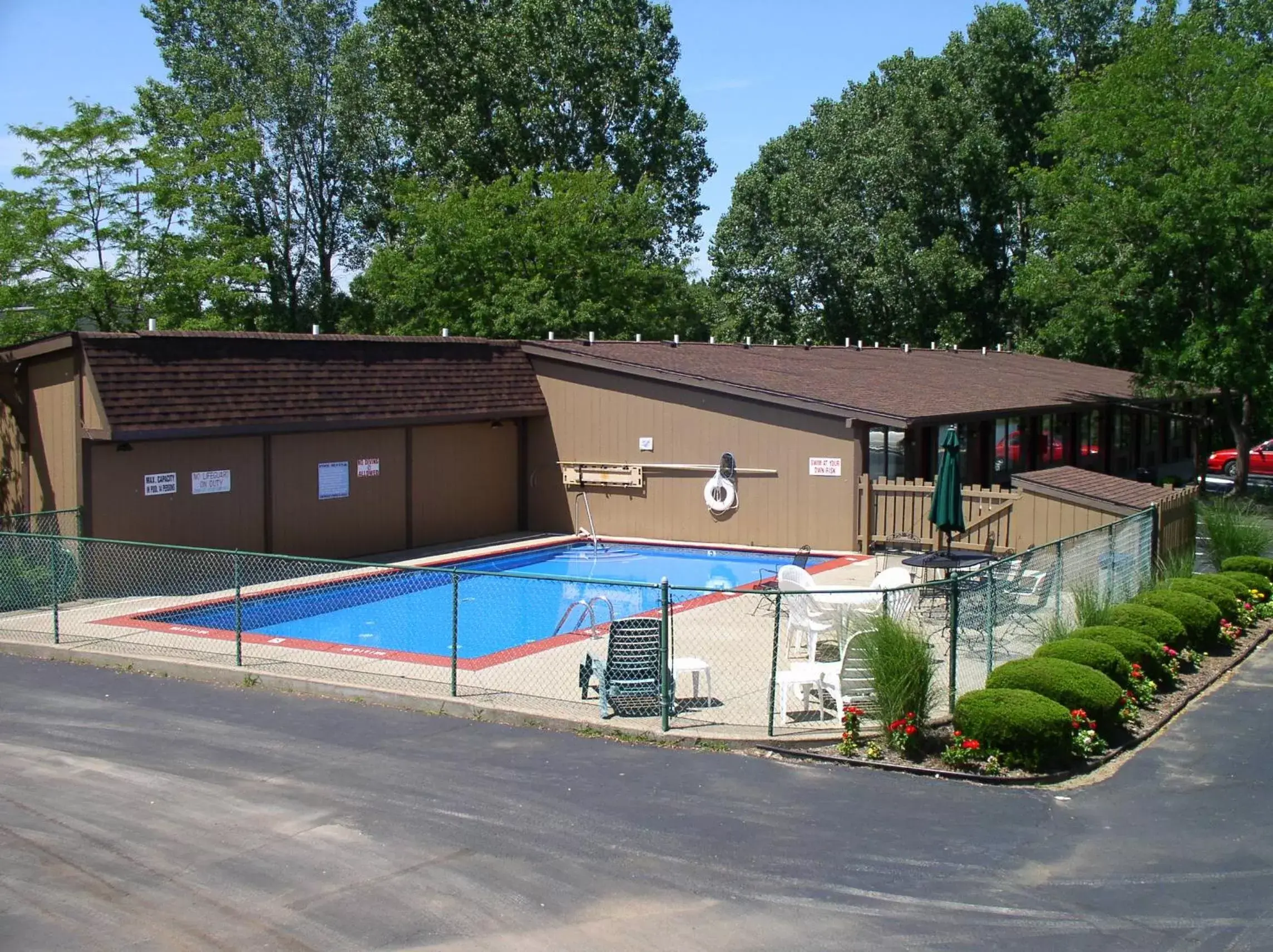 Swimming Pool in Arbor Inn of Historic Marshall