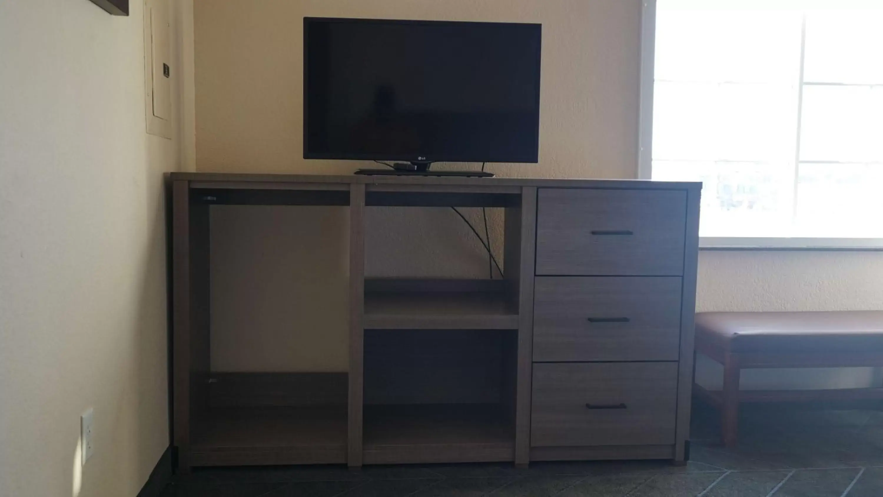 Bedroom, TV/Entertainment Center in Best Western Lubbock West Inn & Suites