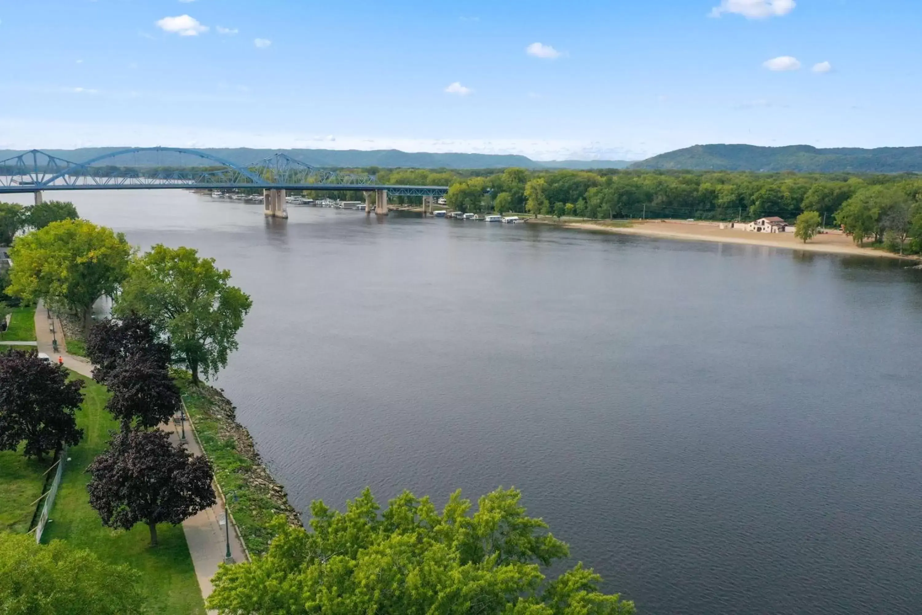 Property building, River View in Radisson Hotel La Crosse