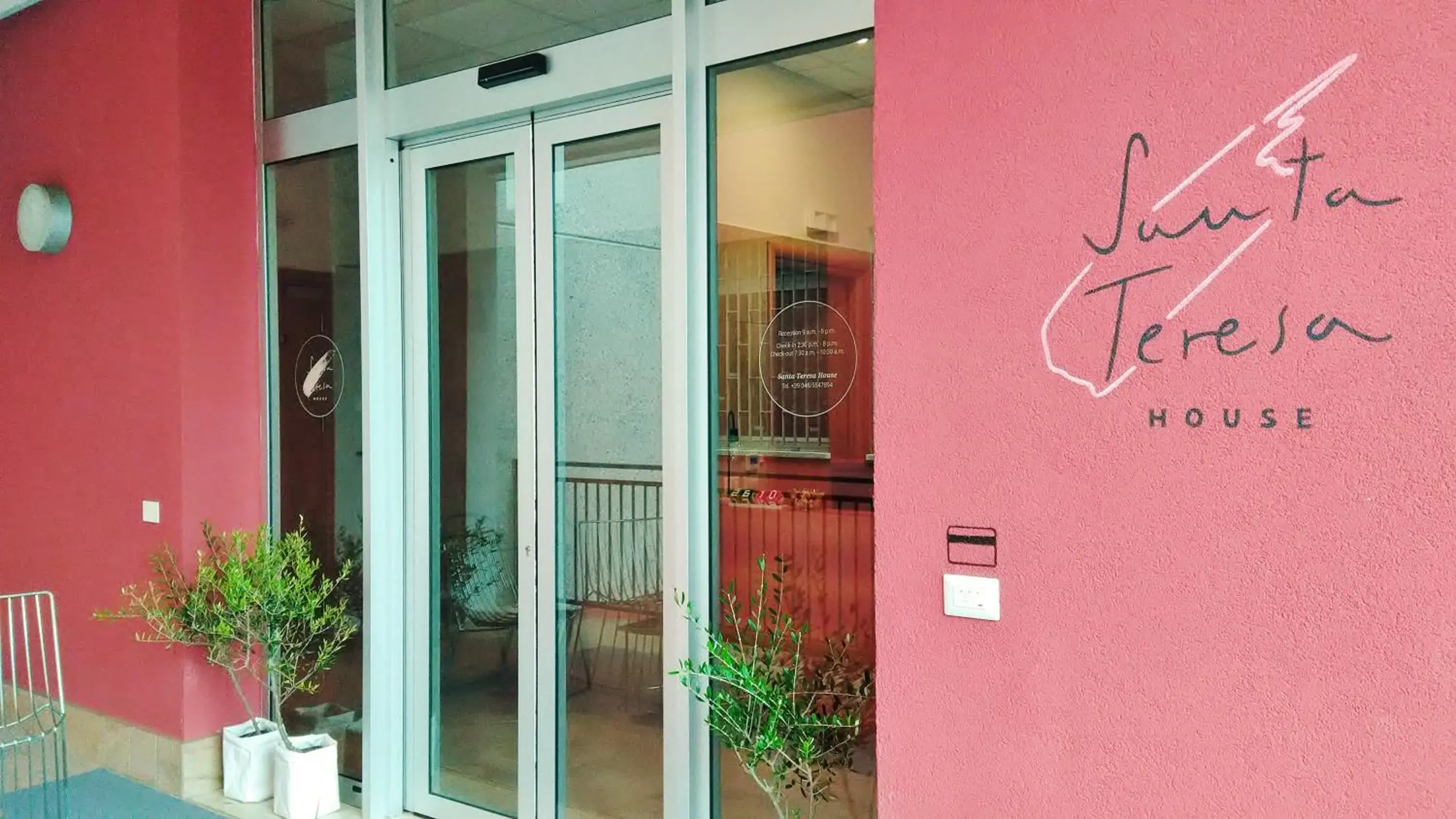 Facade/entrance in Santa Teresa House