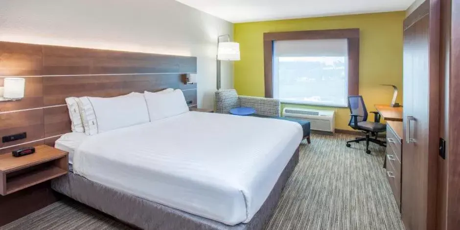 Bed in Holiday Inn Express Hotel & Suites Mount Juliet - Nashville Area, an IHG Hotel