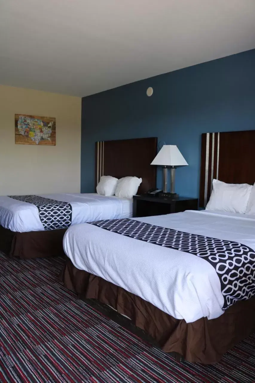 Photo of the whole room, Bed in Econo Lodge Inn & Suites