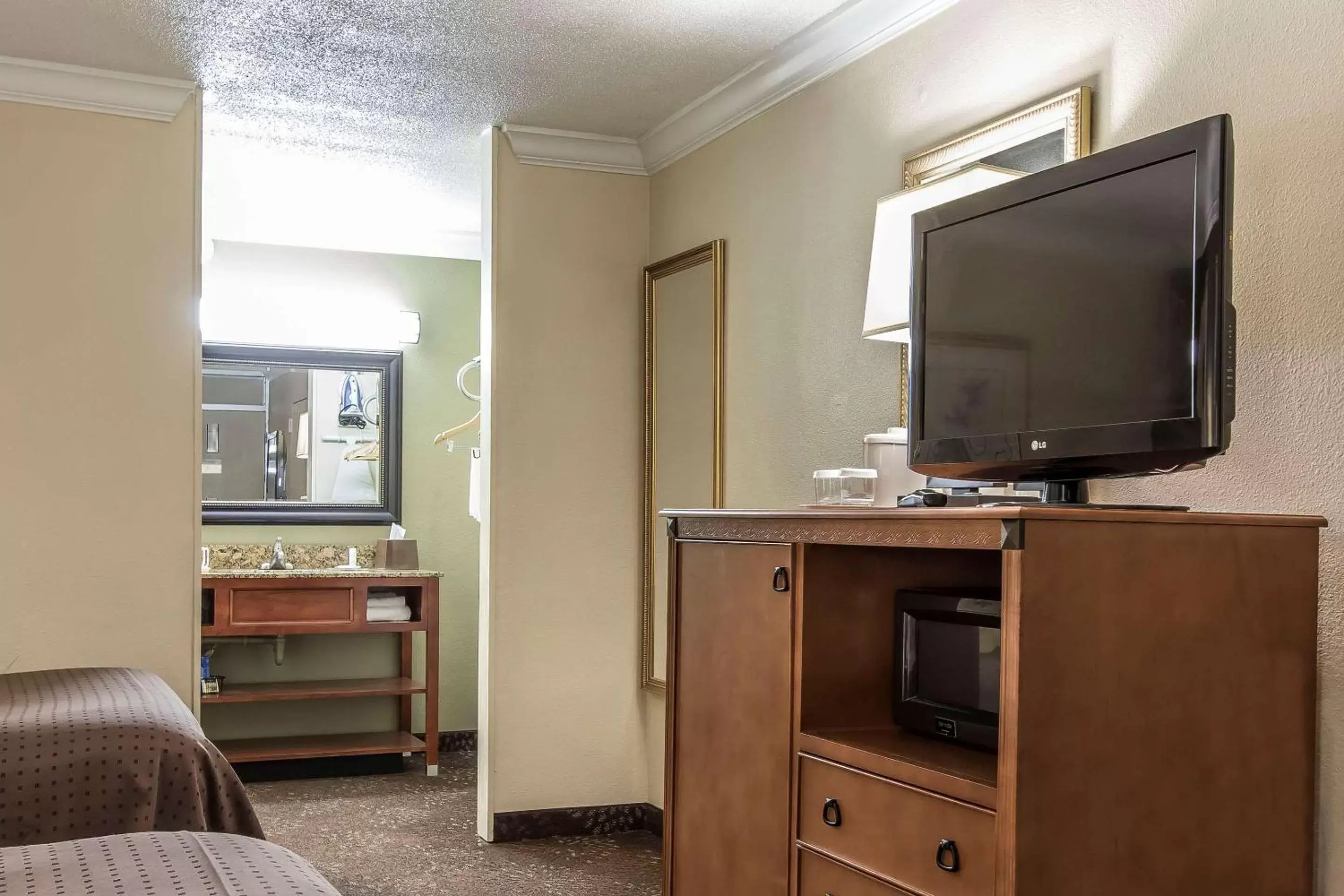 Photo of the whole room in Clarion Inn Morgan City Photo of the whole room in Clarion Inn Morgan City