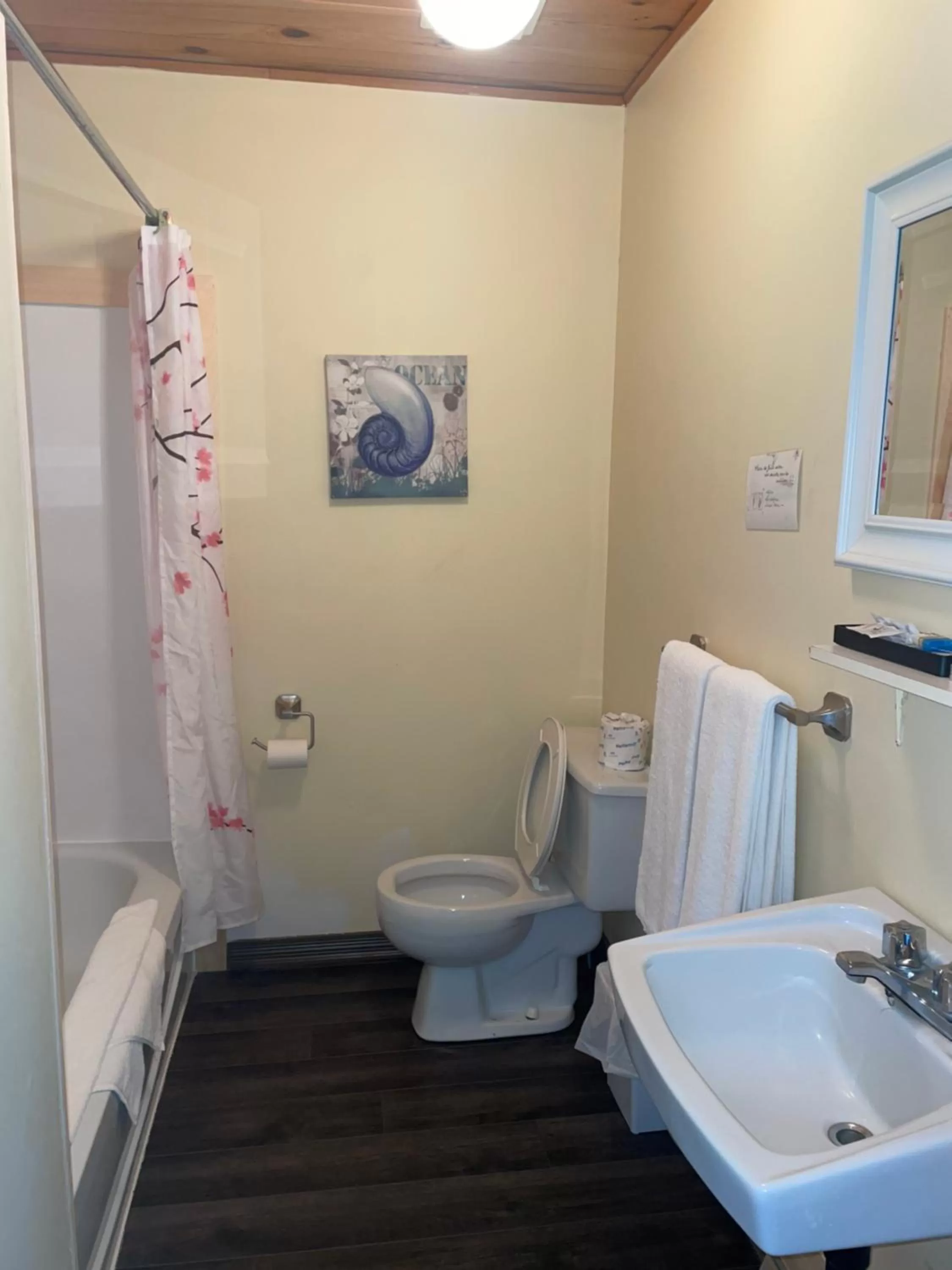 Bathroom in Auberge et Chalets sur le Lac