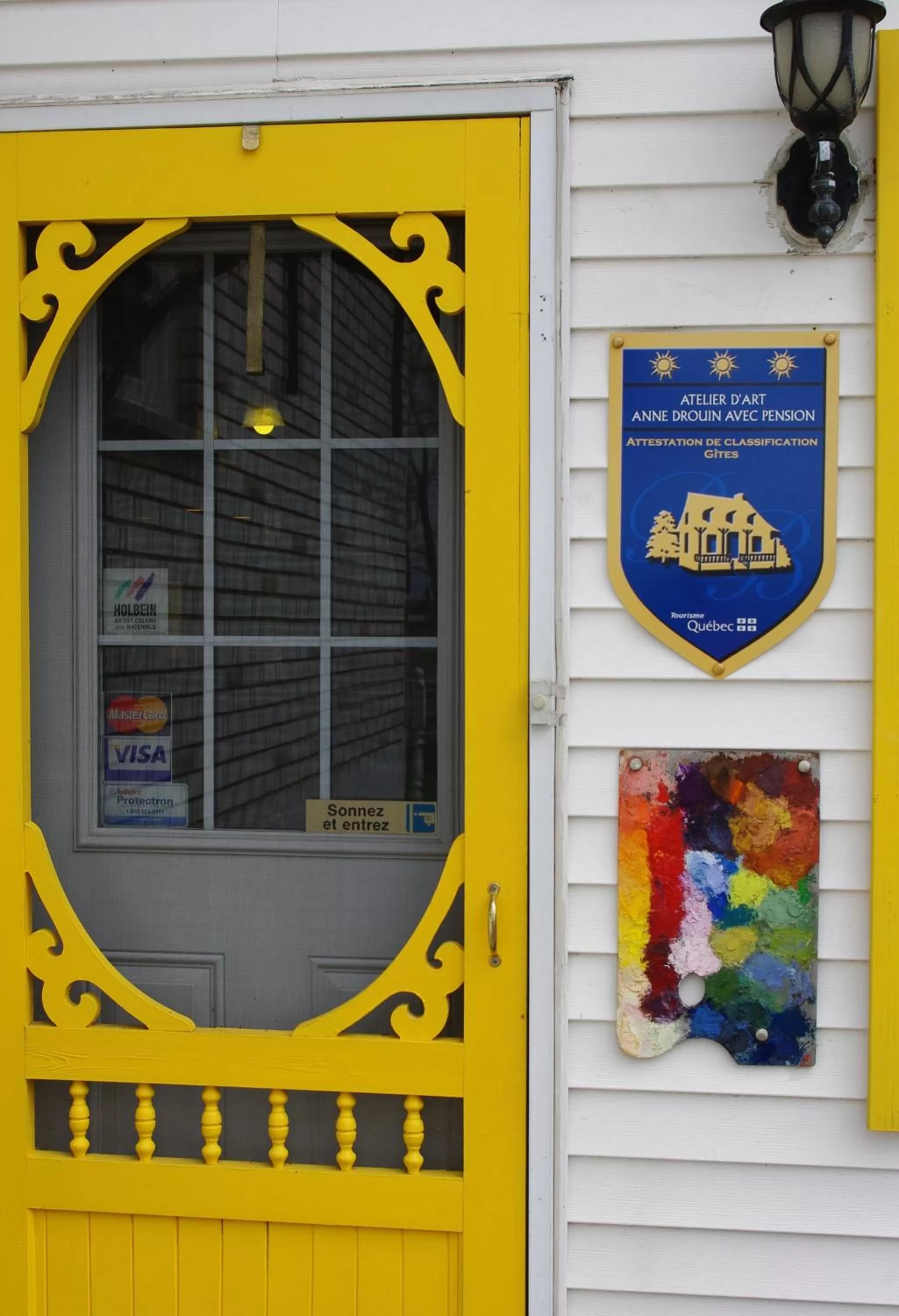 Facade/entrance in Atelier Galerie Anne Drouin Peinture & Pension