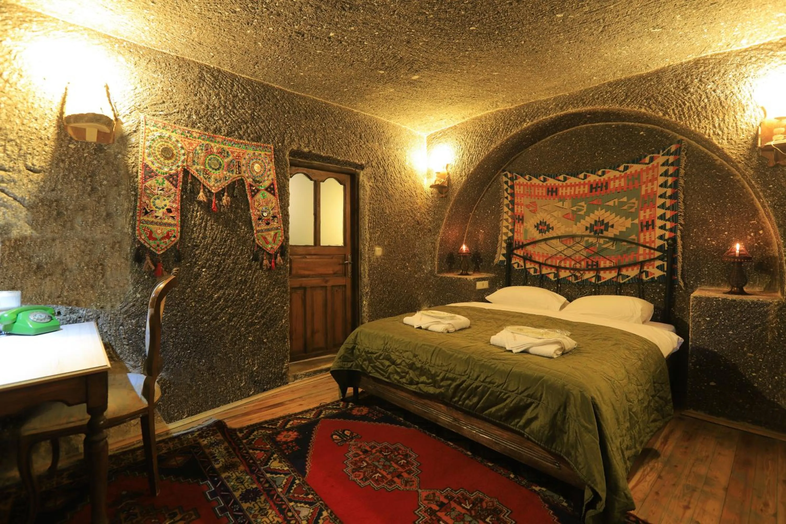 Massage, Bed in Antique Terrace Cave Suites