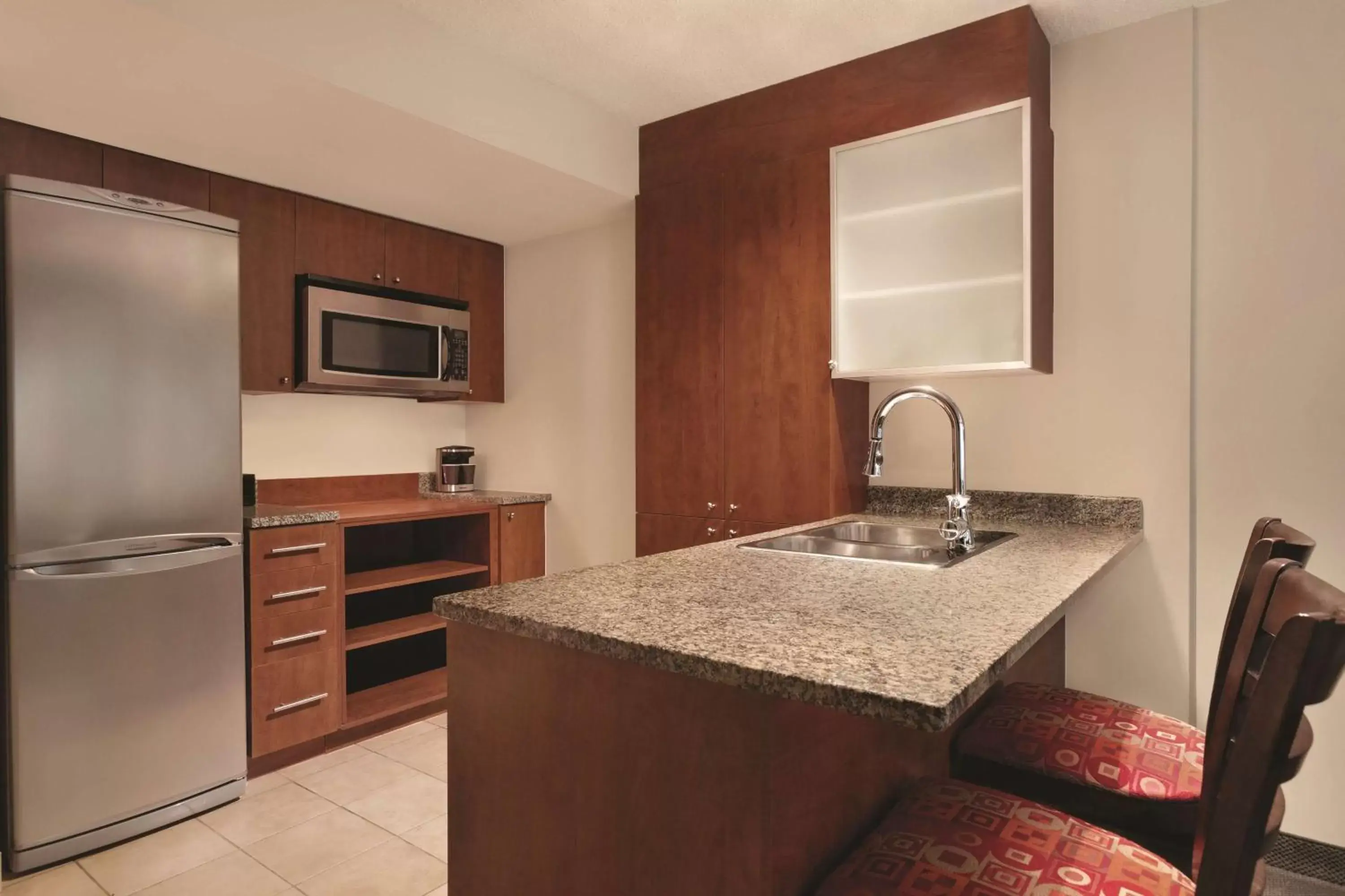 Kitchen or kitchenette, Kitchen/Kitchenette in Embassy Suites by Hilton - Montreal