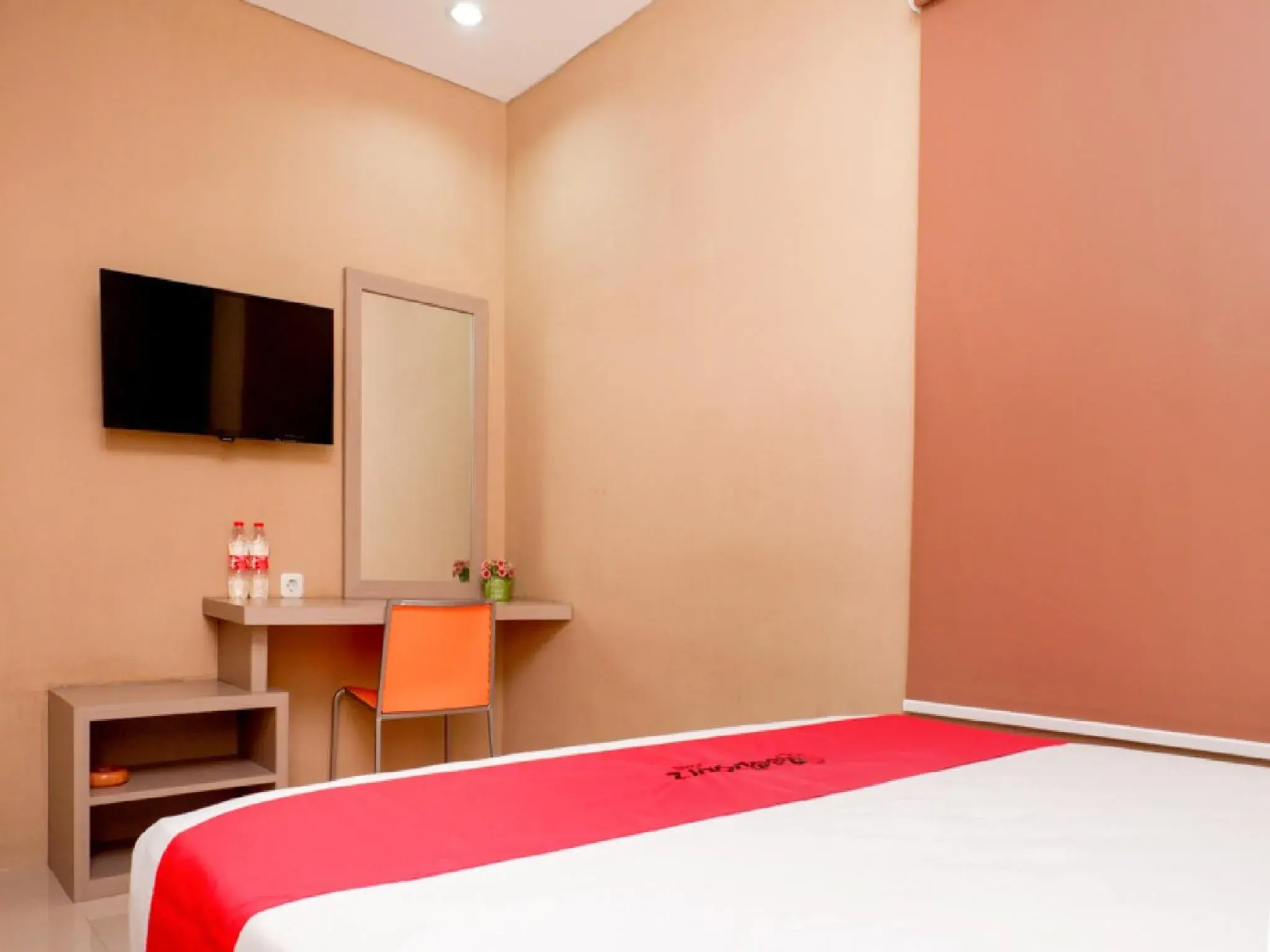 Bedroom, TV/Entertainment Center in RedDoorz near Java Supermall Semarang