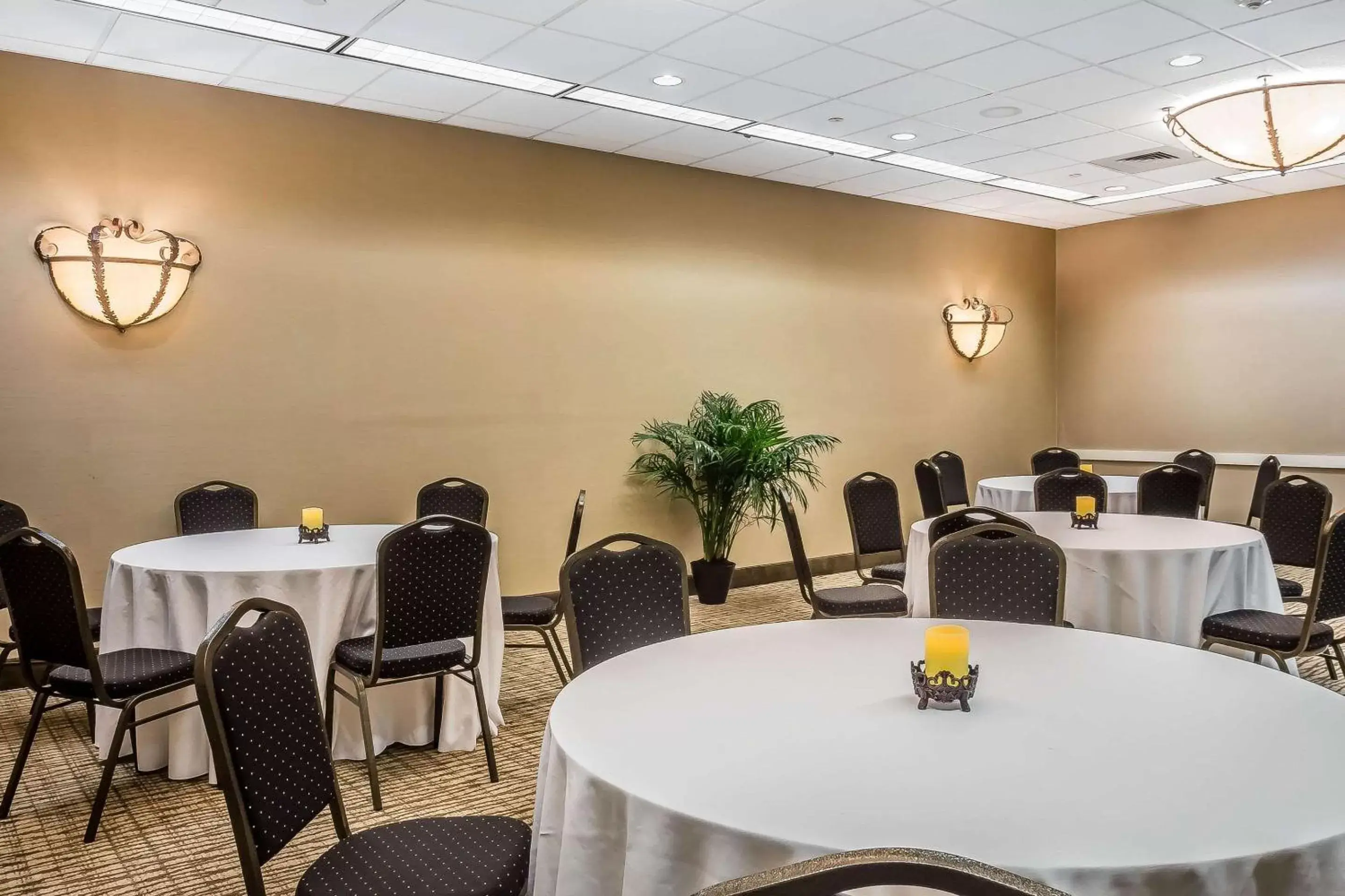 On site, Restaurant/Places to Eat in Comfort Suites Near Casinos Norwich-Uncasville