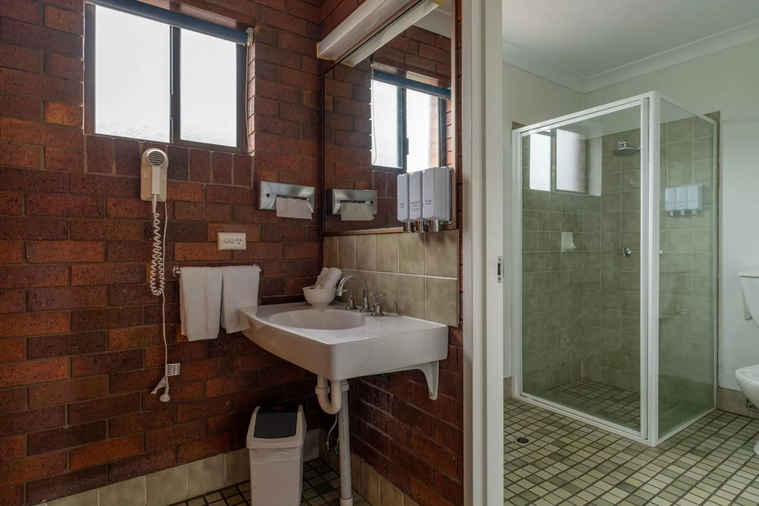 Shower in Country Pathfinder Motor Inn