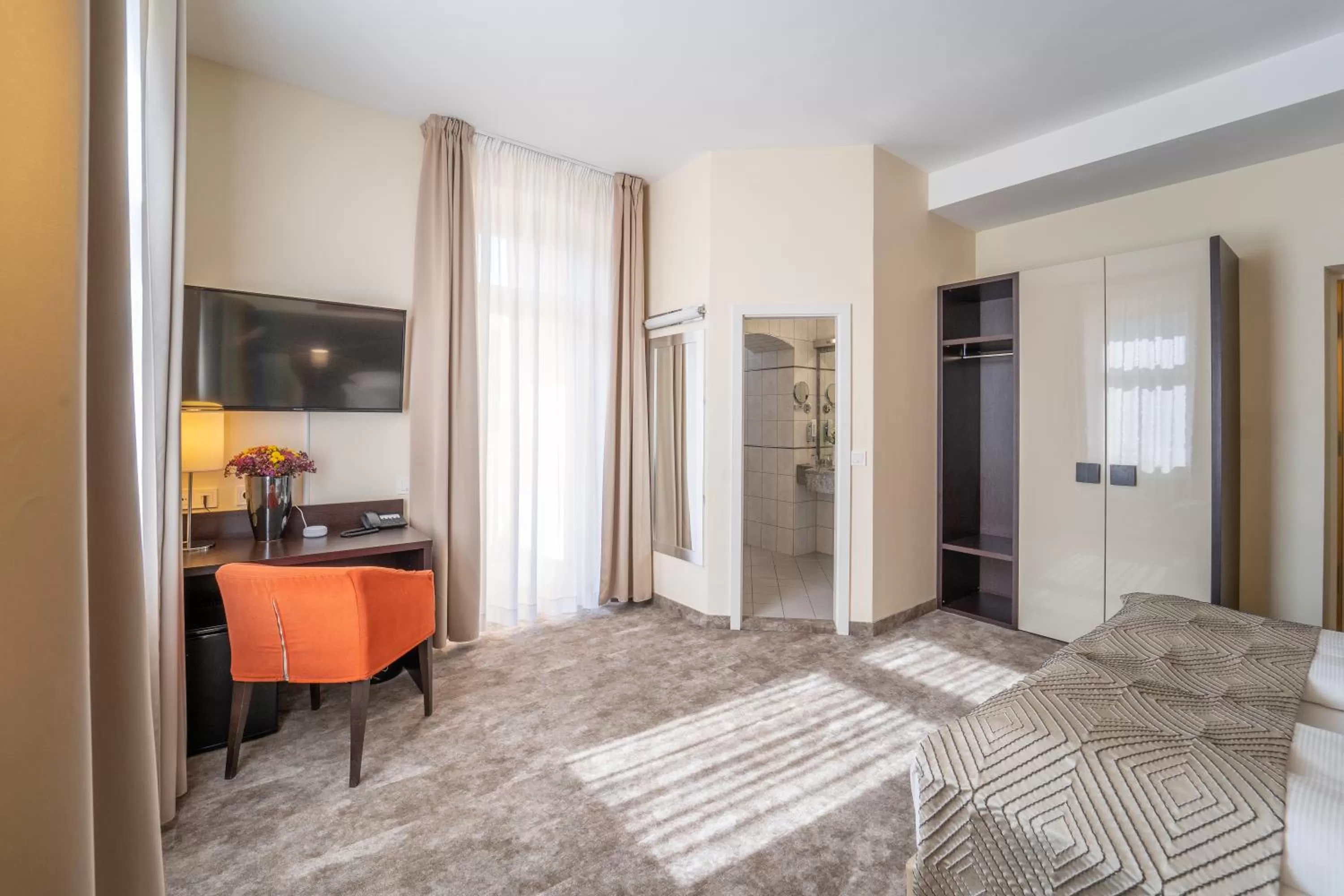 Staff, Bed in Galerie Hotel