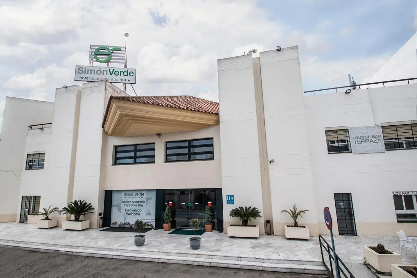 Facade/entrance, Property Building in Hospedium Hotel Apartamentos Simón Verde