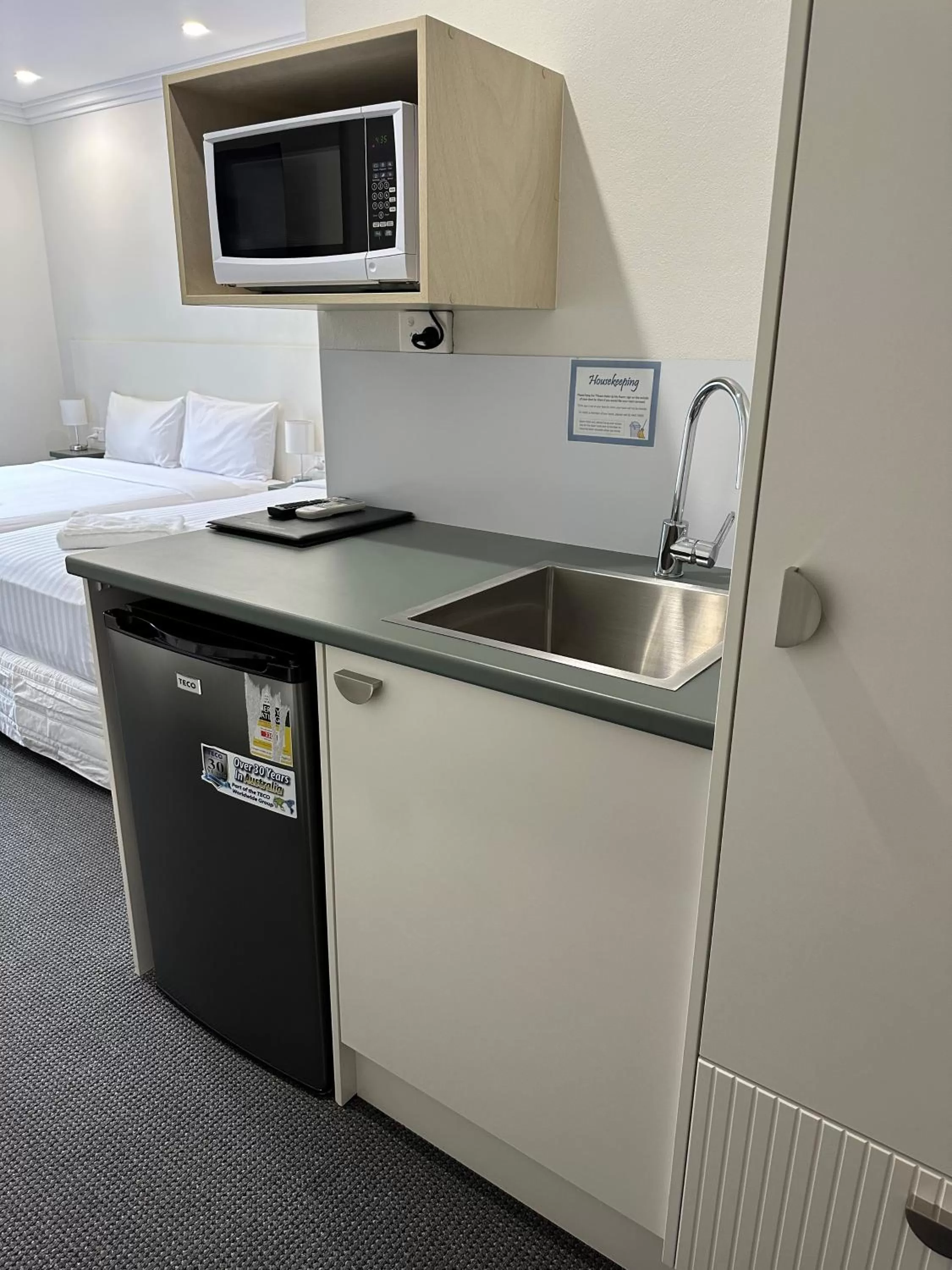 Kitchen or kitchenette, Bed in Golf View Motel