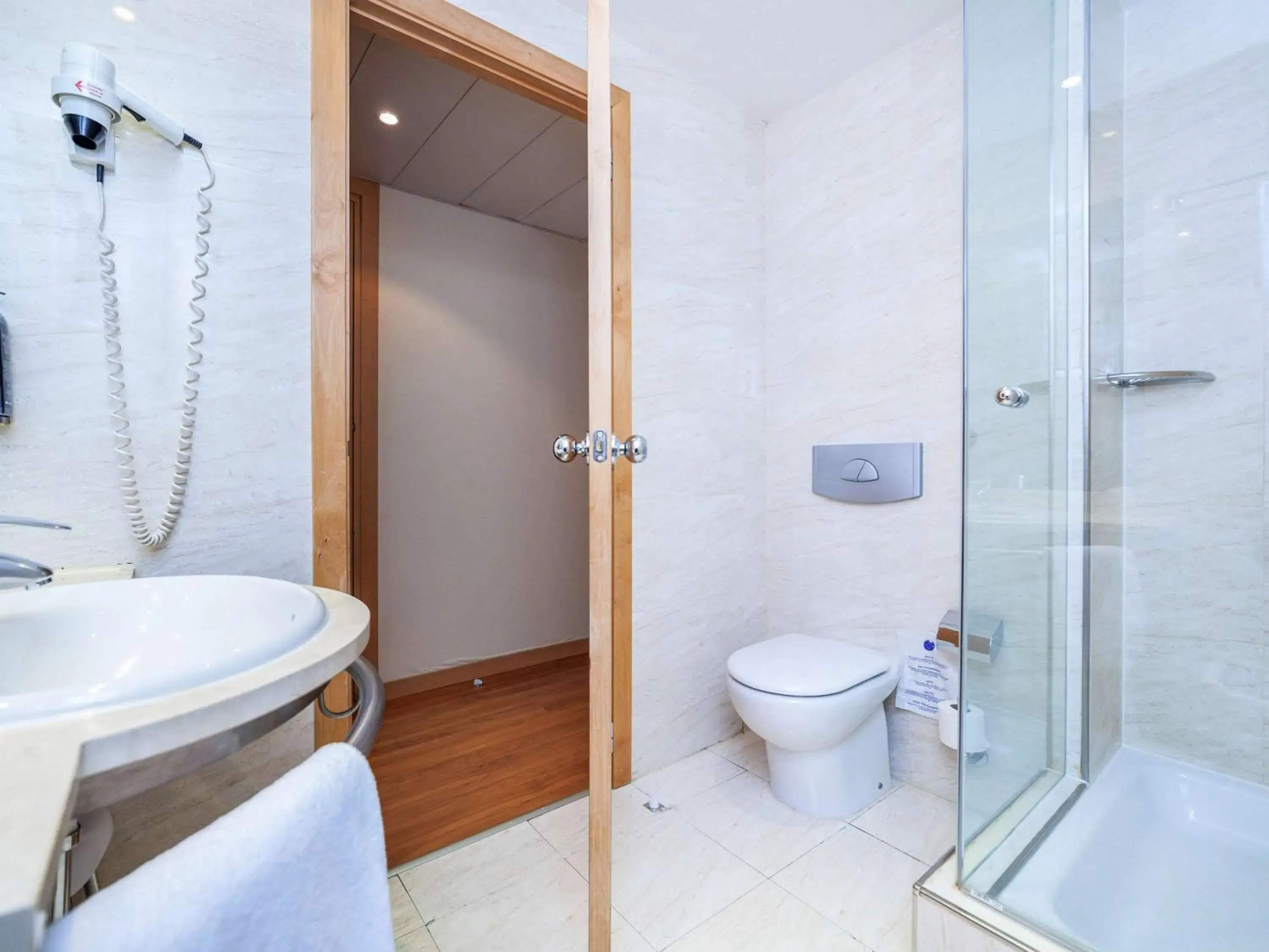 Photo of the whole room, Bathroom in  ibis Madrid Alcala de Henares La Garena