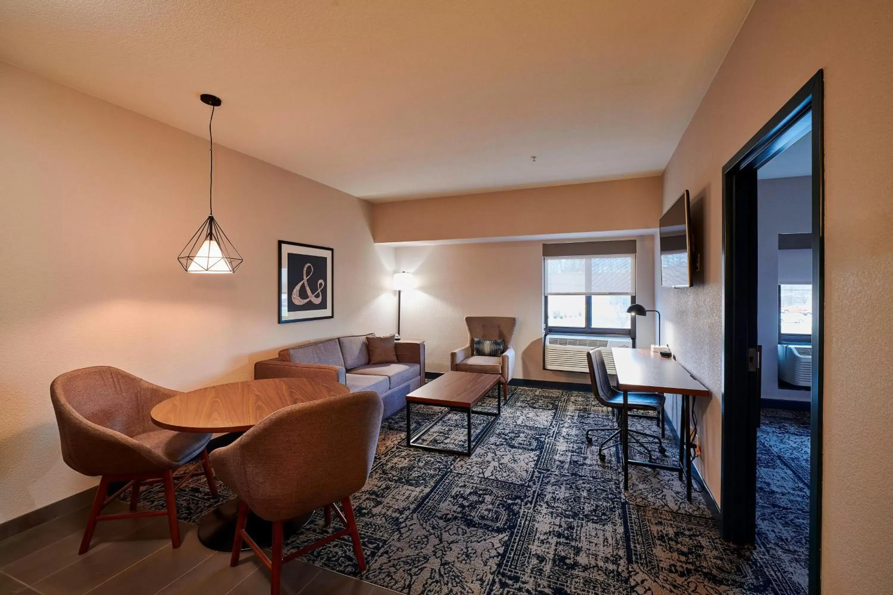 Bedroom, Seating Area in Four Points by Sheraton Cleveland-Eastlake