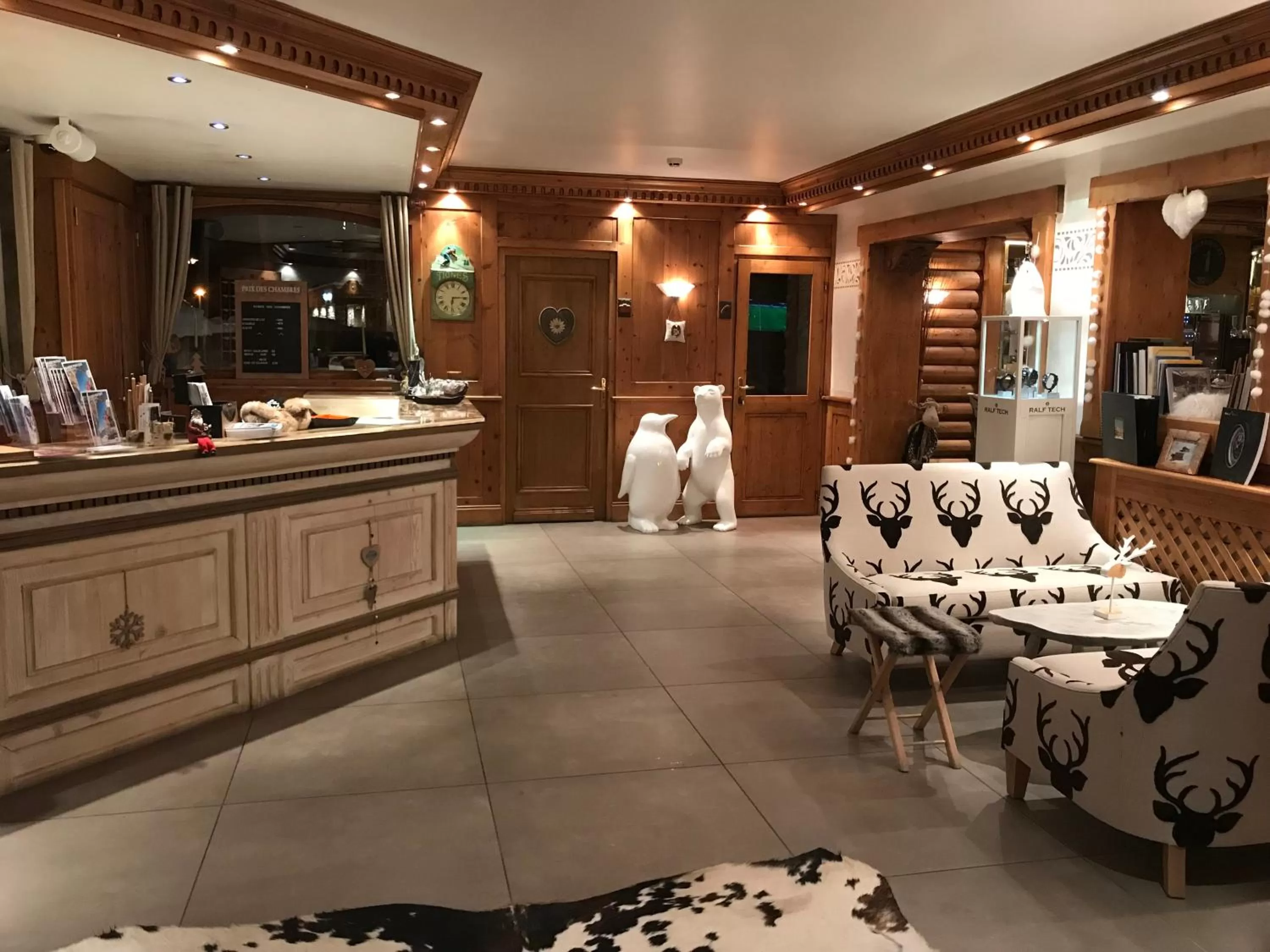 Lobby or reception in Hôtel les Campanules by Les Etincelles