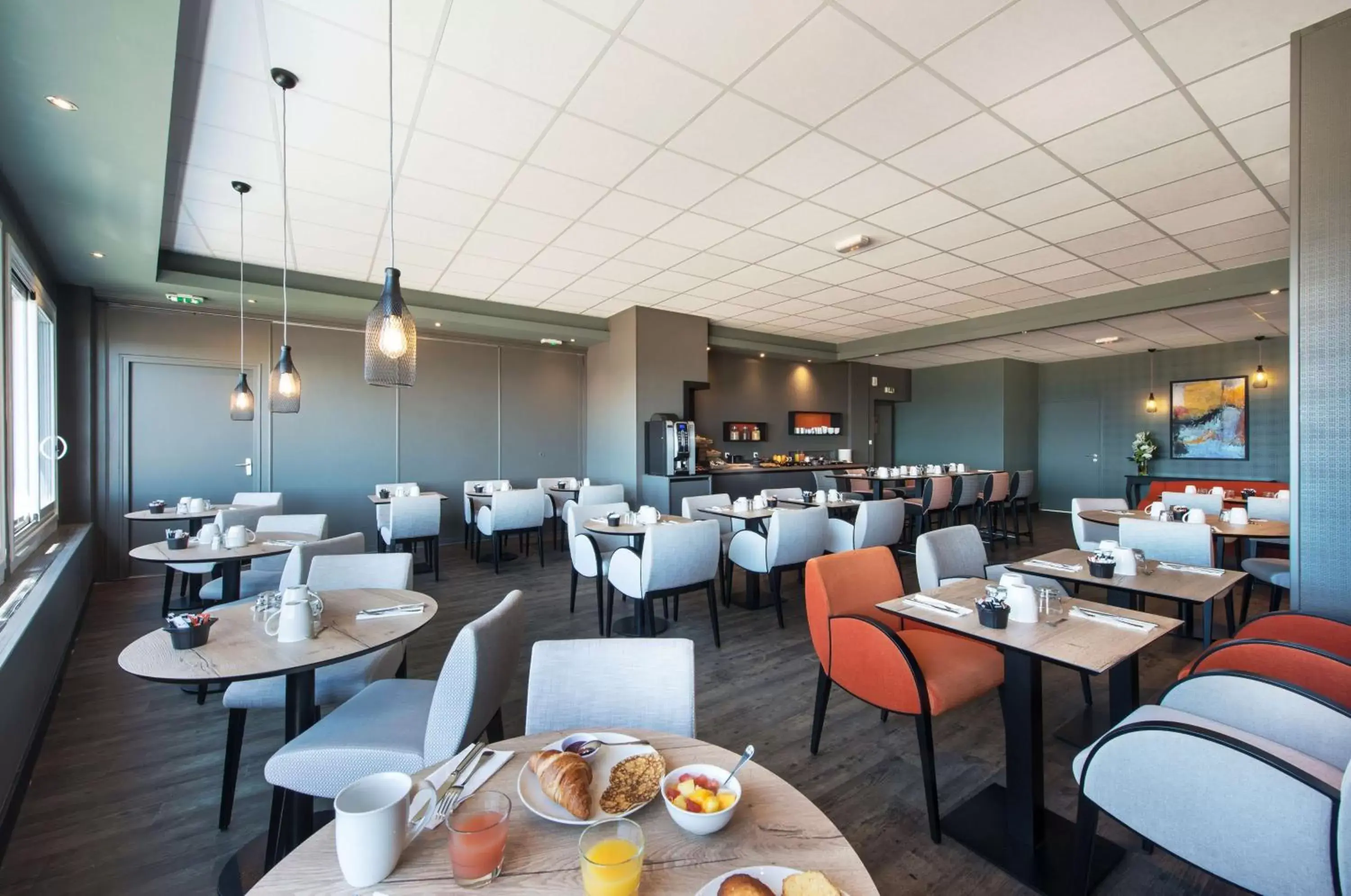 Restaurant/Places to Eat in Best Western Hotel De La Plage Saint Marc sur Mer