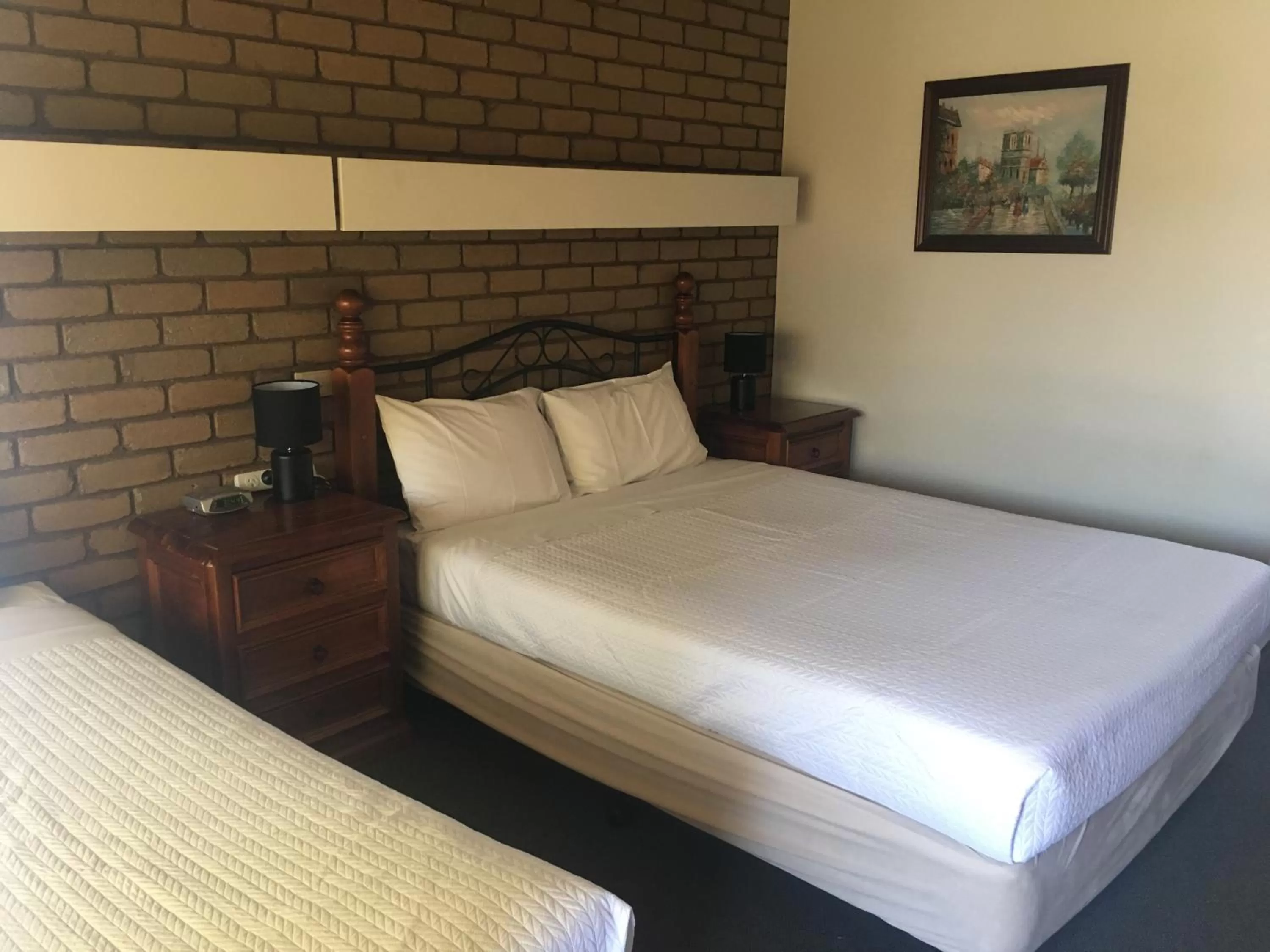 Bed in SHEPPARTON MOTOR INN Tudor House Motel
