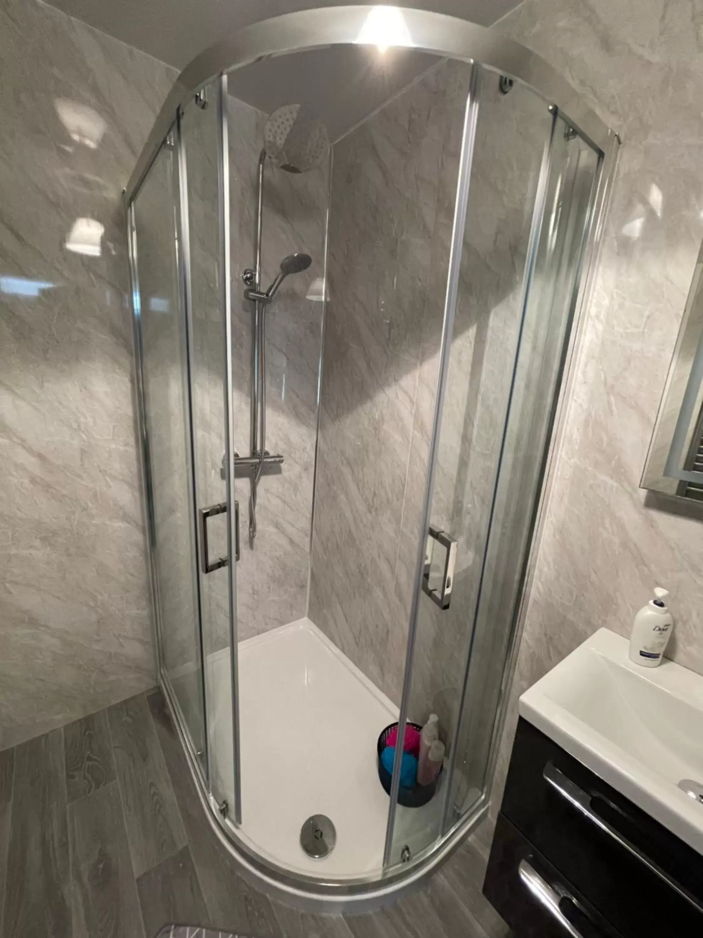 Shower, Bathroom in Spacious Double Room En-Suite