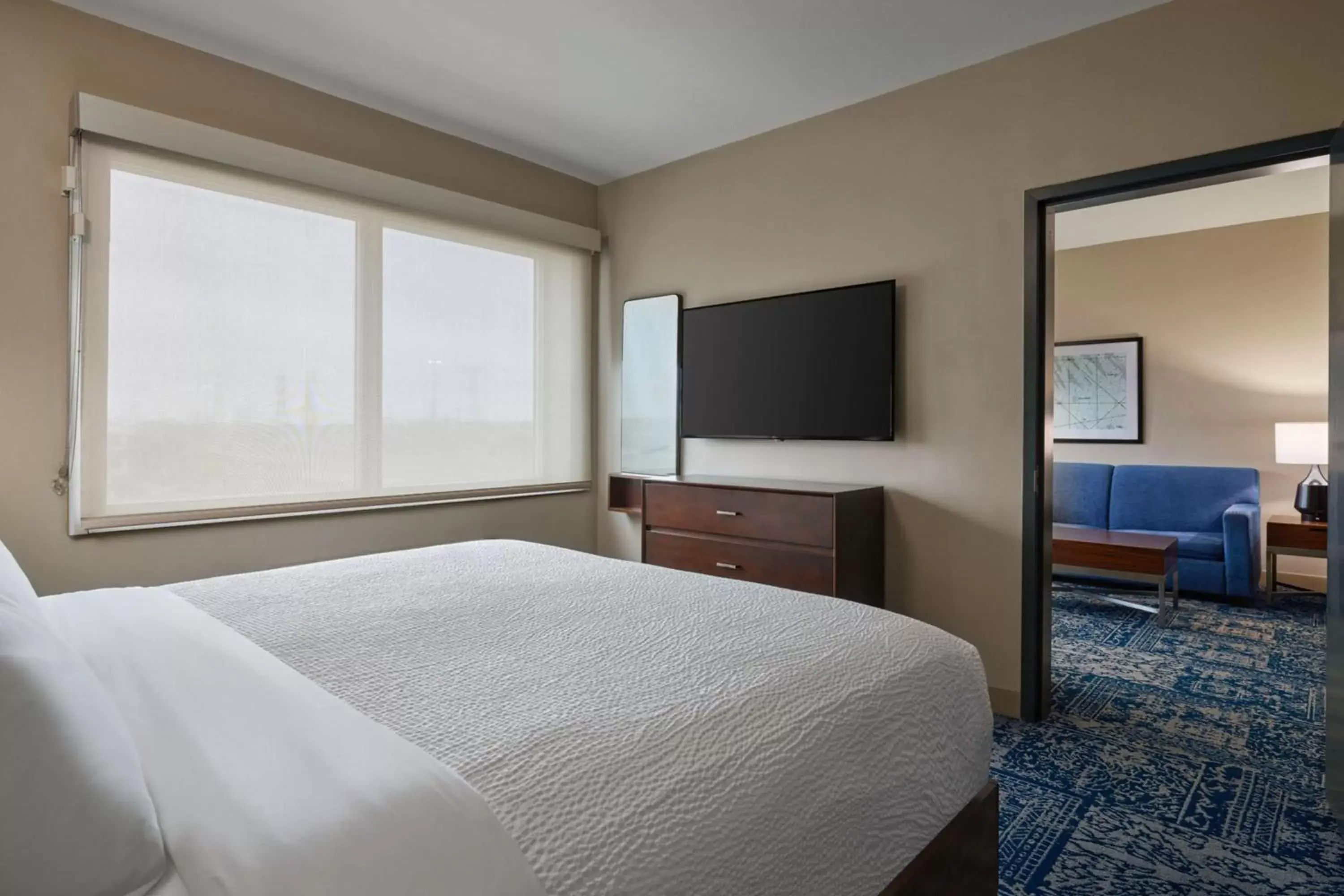 Photo of the whole room, Bed in Four Points by Sheraton Houston Intercontinental Airport