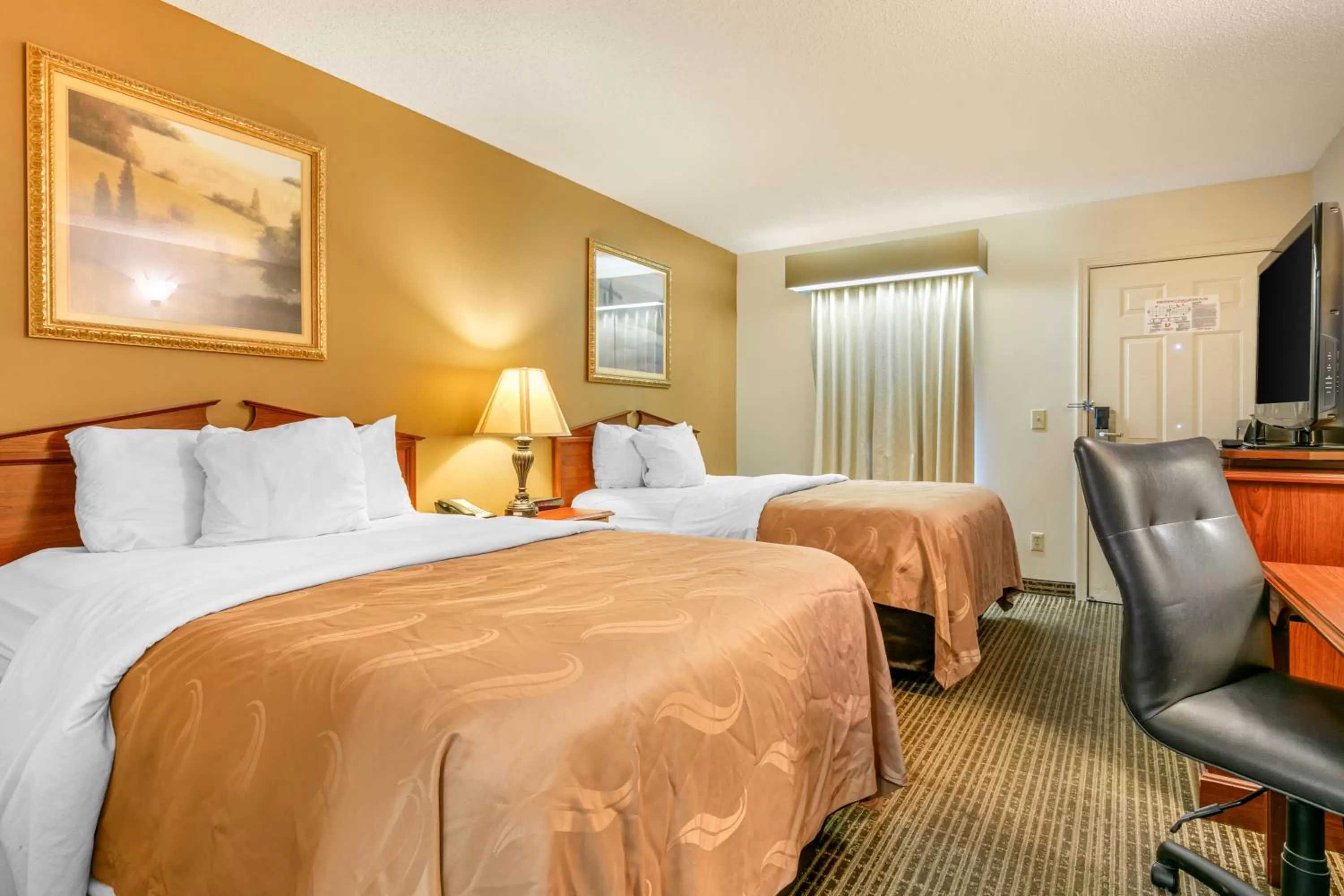 Bed in Quality Inn Johnson City I-26 exit 17