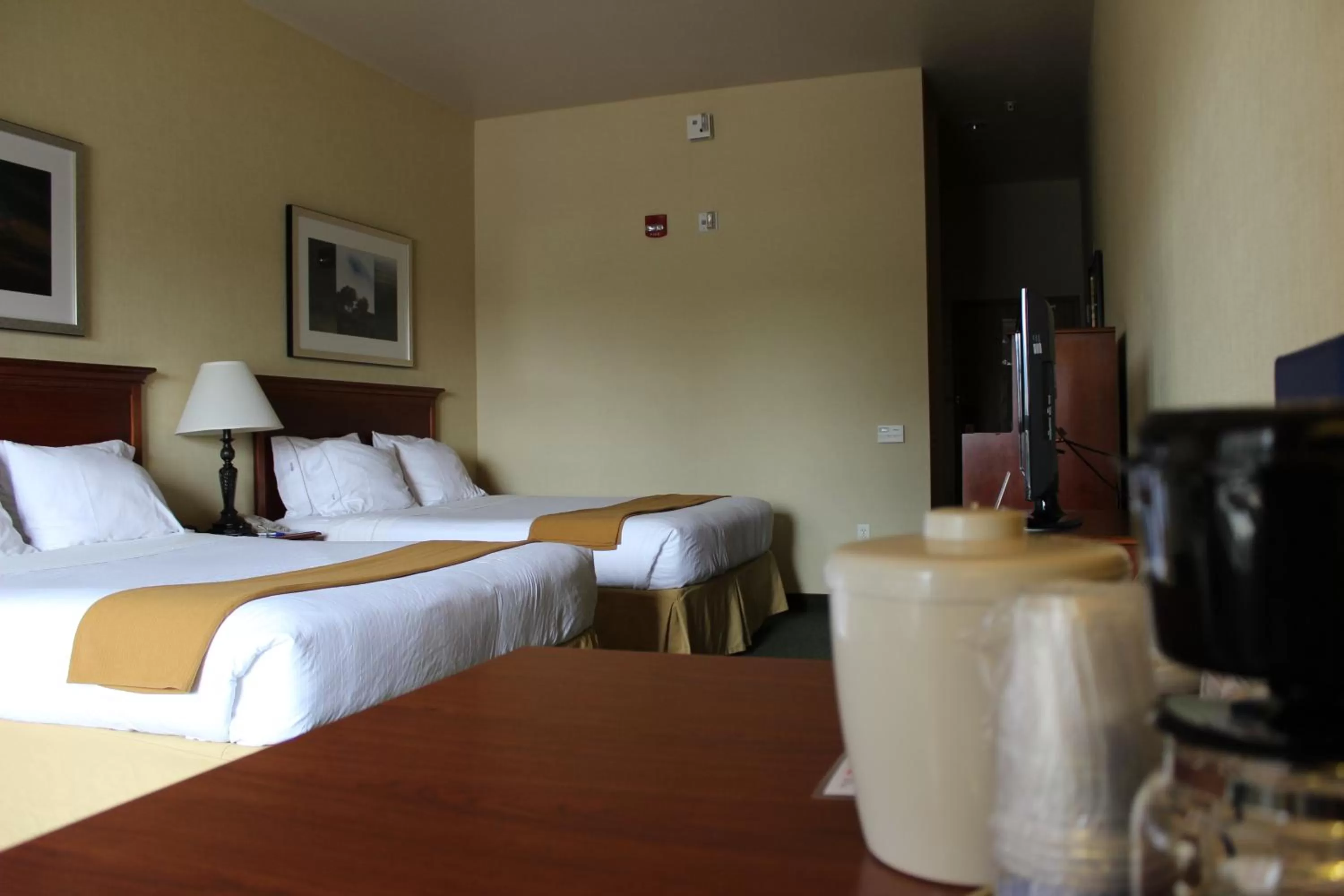 Bed in Holiday Inn Express Tehachapi by IHG