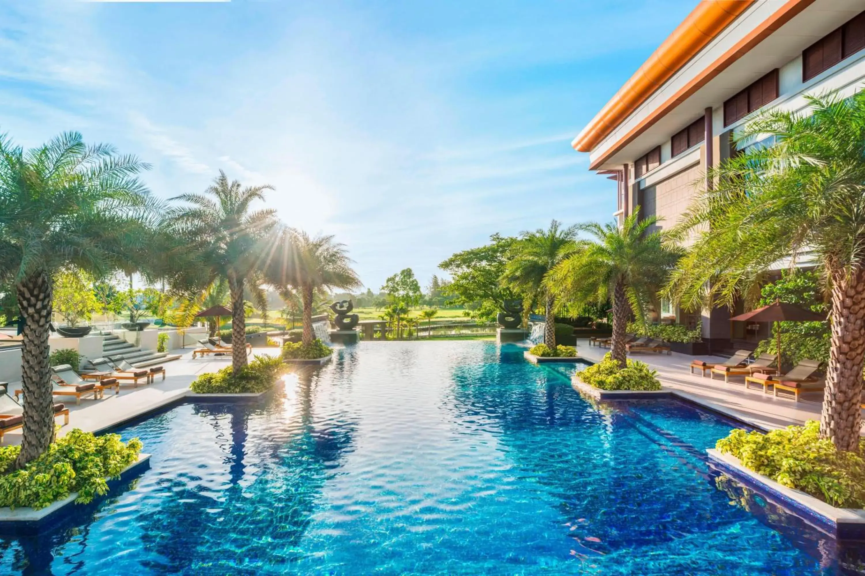 Swimming Pool in Le Meridien Suvarnabhumi, Bangkok Golf Resort and Spa