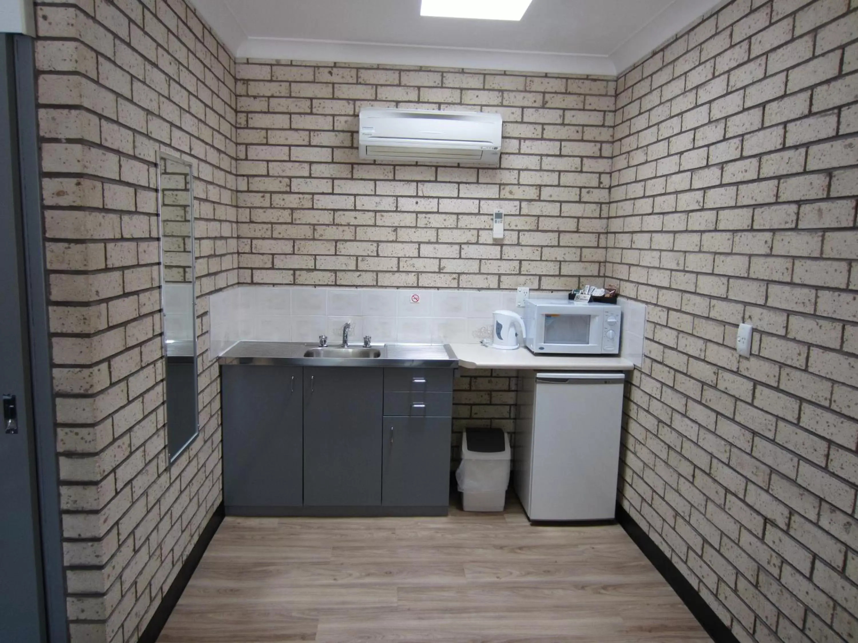 Kitchen or kitchenette, Kitchen/Kitchenette in Cowra Crest Motel