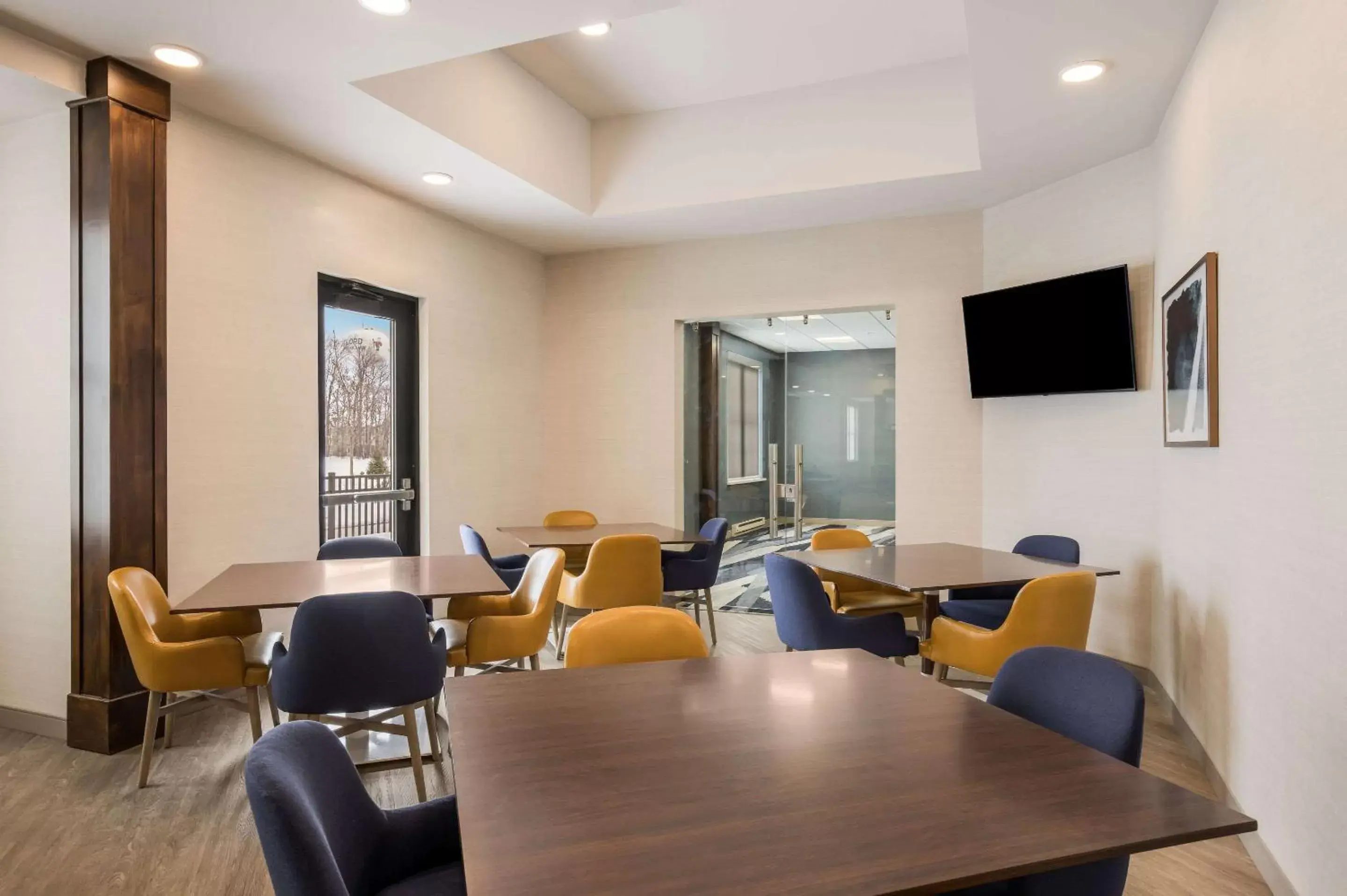 Restaurant/places to eat, Lounge/Bar in MainStay Suites