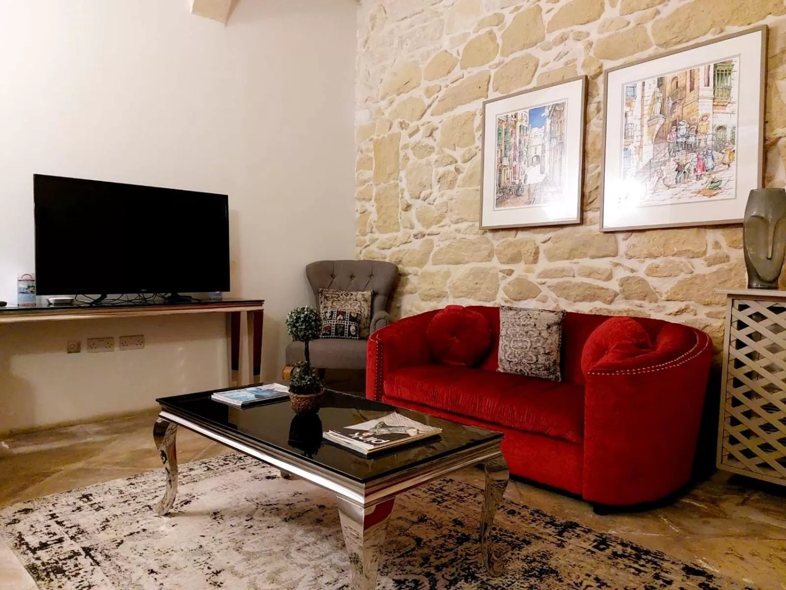 Communal lounge/ TV room in Casa Birmula Boutique Hotel