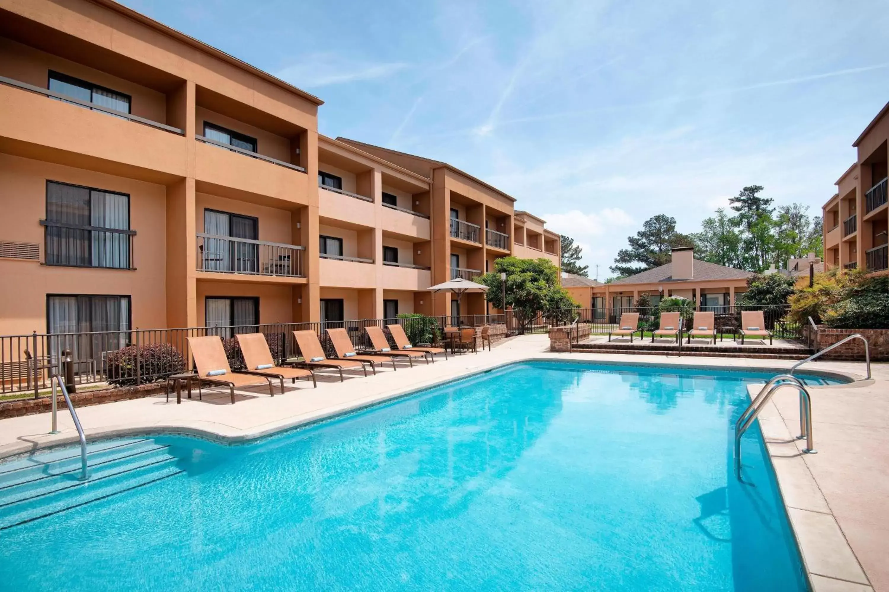 Swimming Pool in Courtyard by Marriott Savannah Midtown