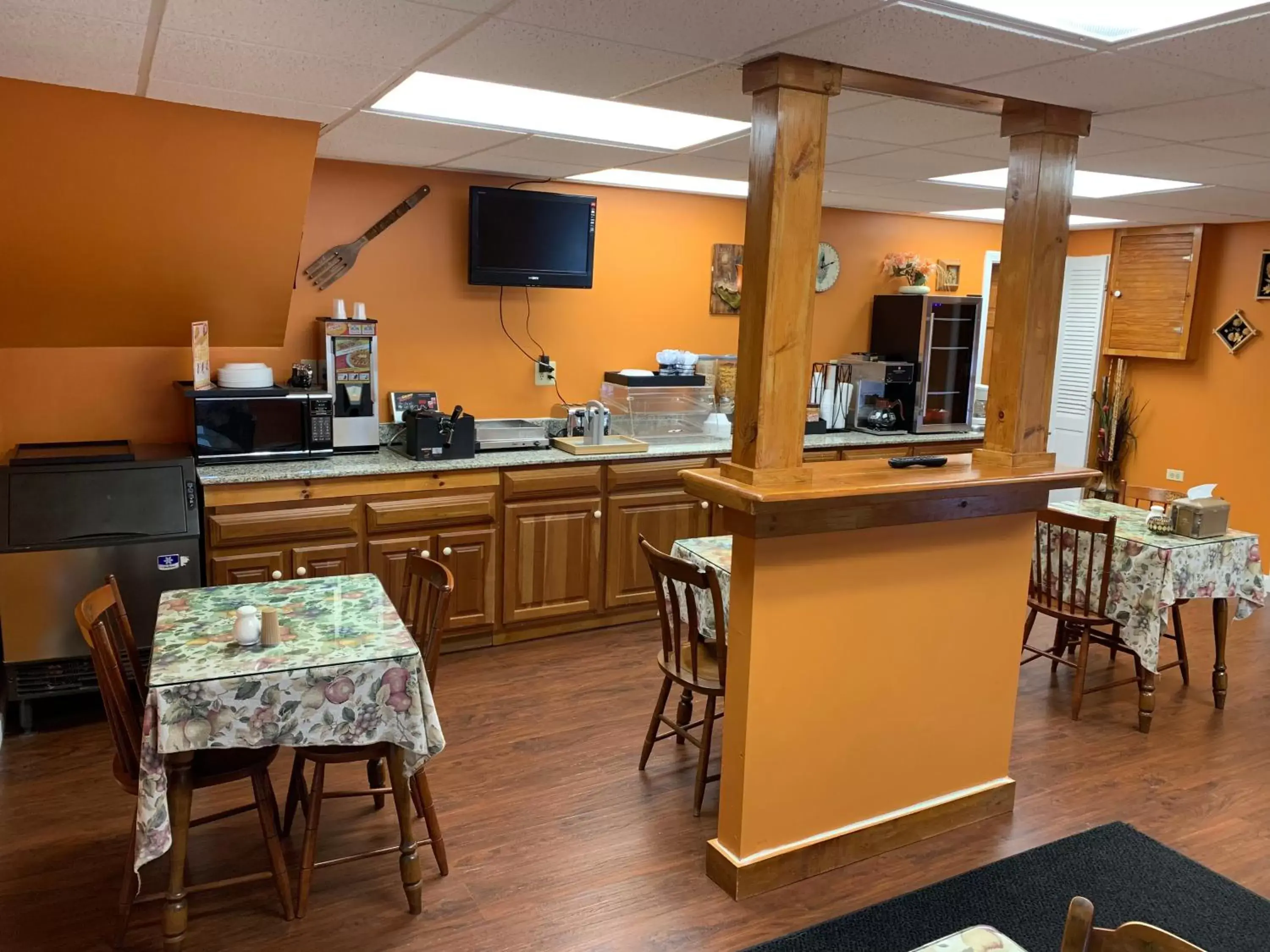 Continental breakfast, Restaurant/Places to Eat in Four Winds Country Motel