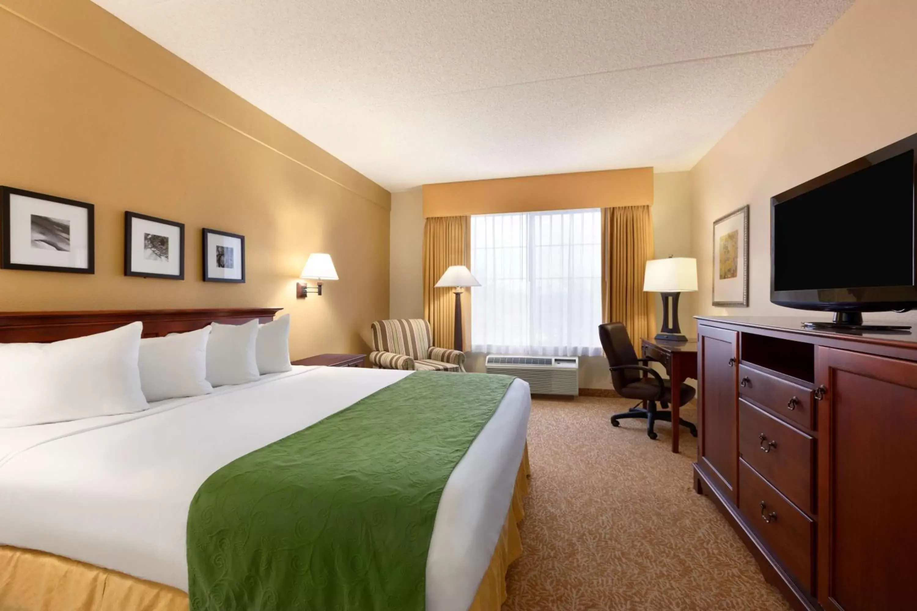 Photo of the whole room, Bed in Country Inn & Suites by Radisson, Mesa, AZ