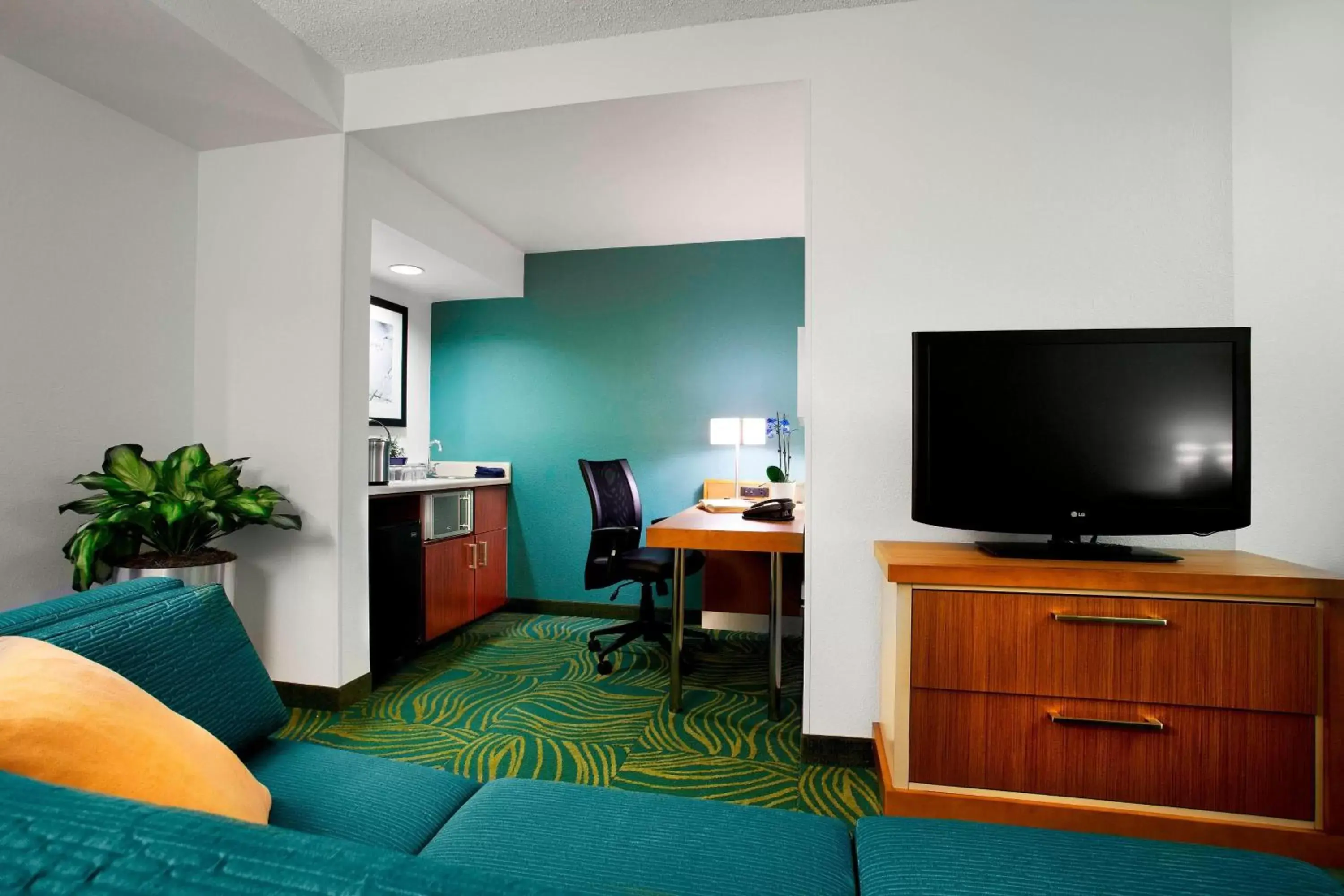 Living room, TV/Entertainment Center in SpringHill Suites Phoenix Downtown