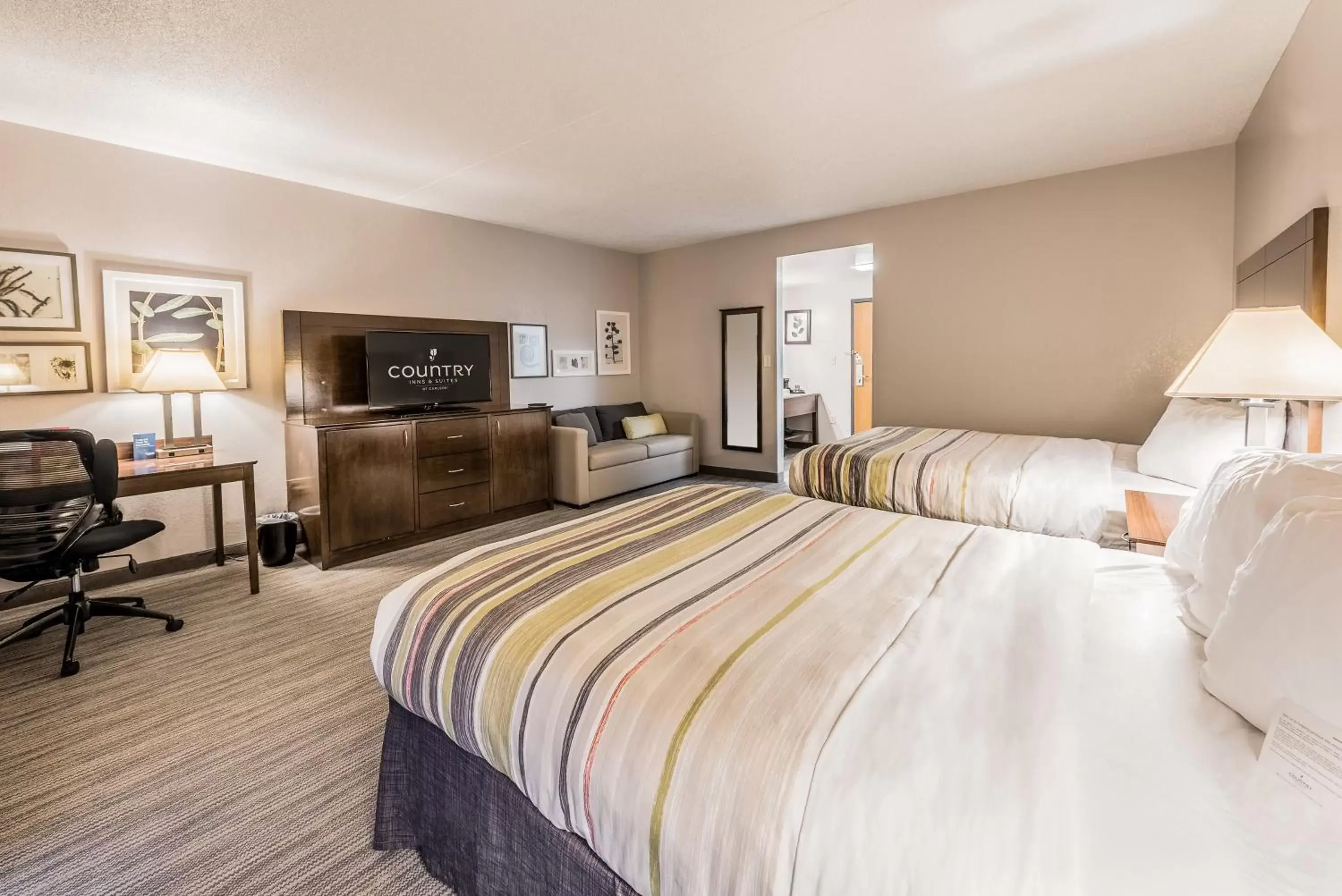 Bed in Country Inn & Suites by Radisson, Cookeville, TN