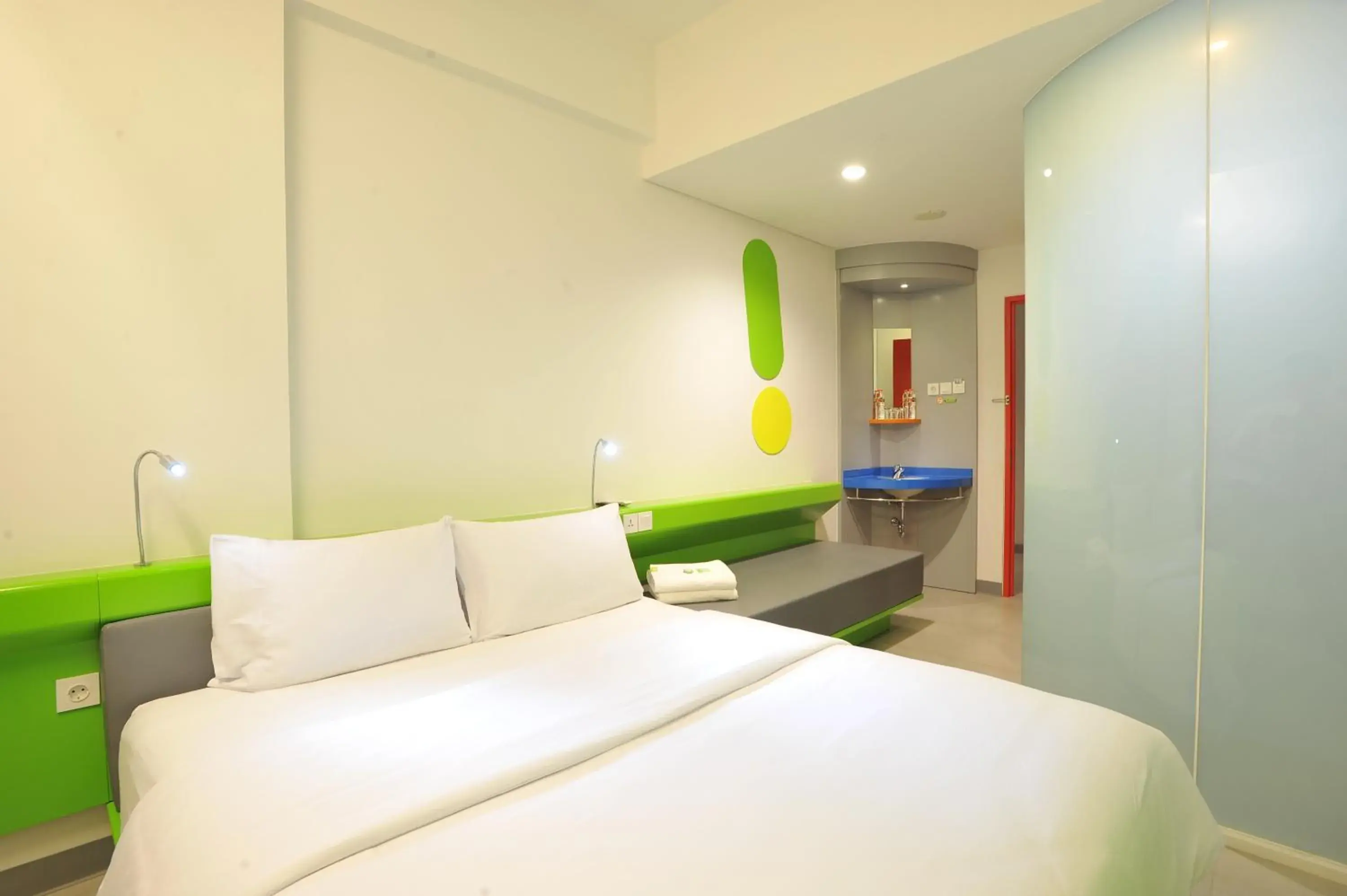 Photo of the whole room, Bed in POP! Hotel Diponegoro Surabaya