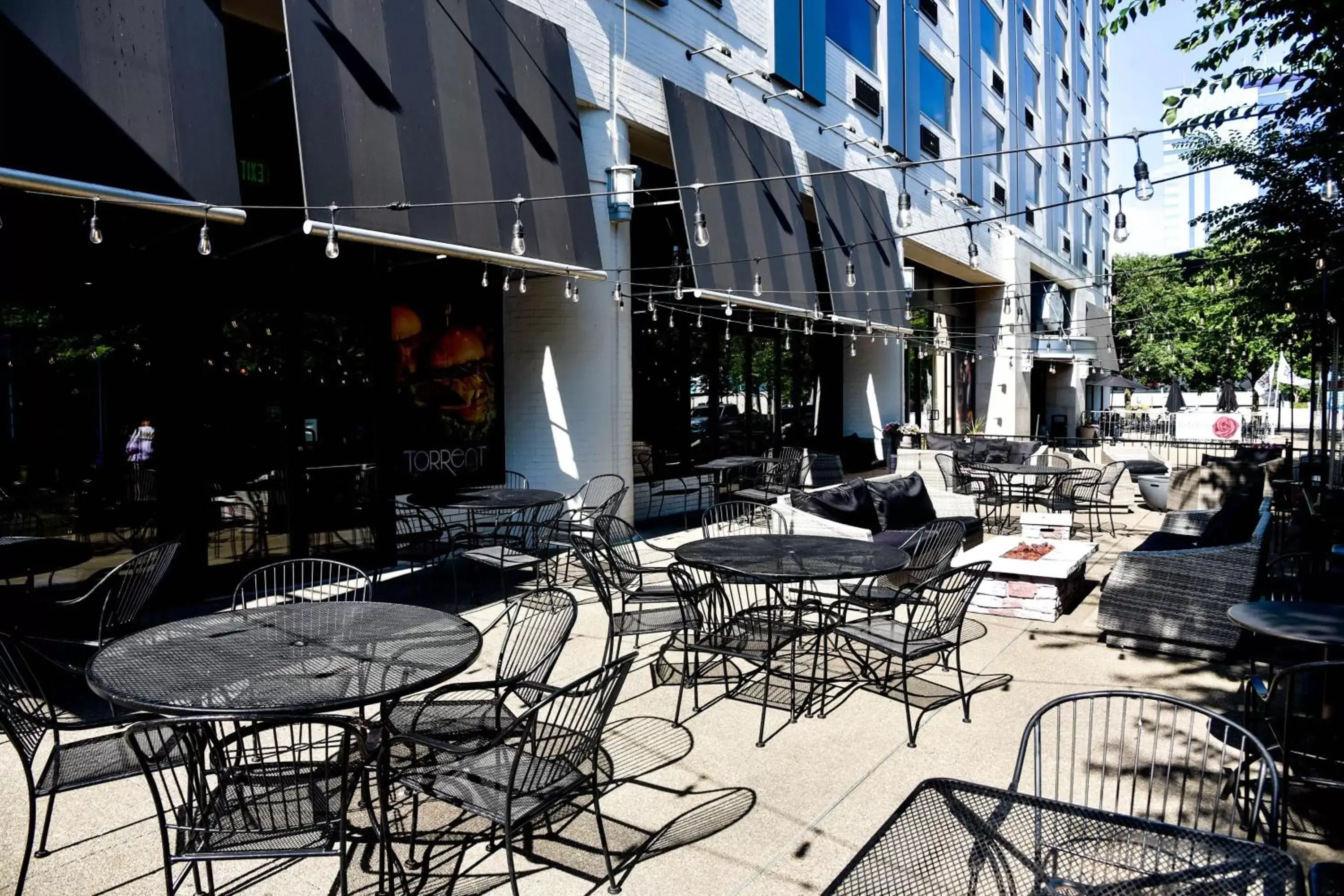 Restaurant/places to eat, Patio/Outdoor Area in Sheraton Niagara Falls