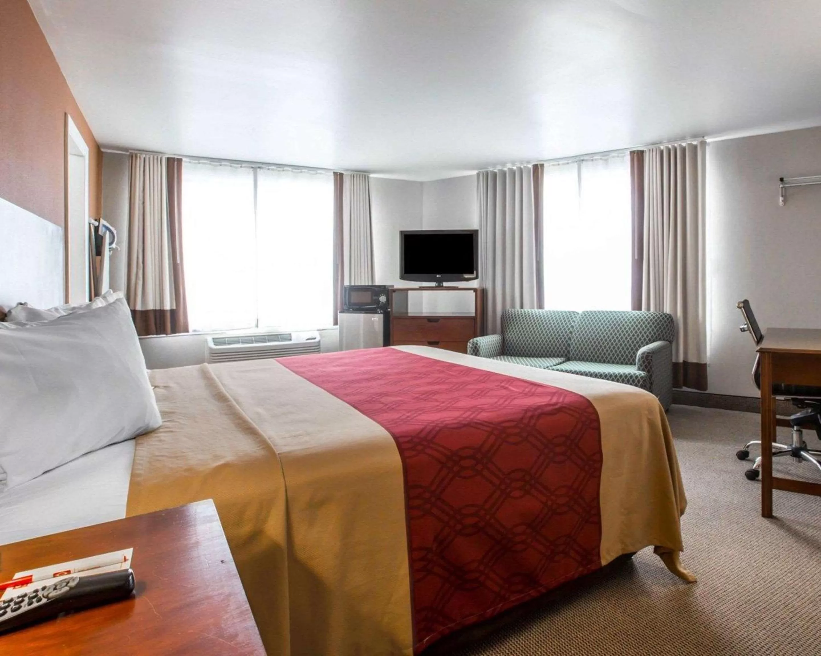 Photo of the whole room, Bed in Econo Lodge Lakes Region