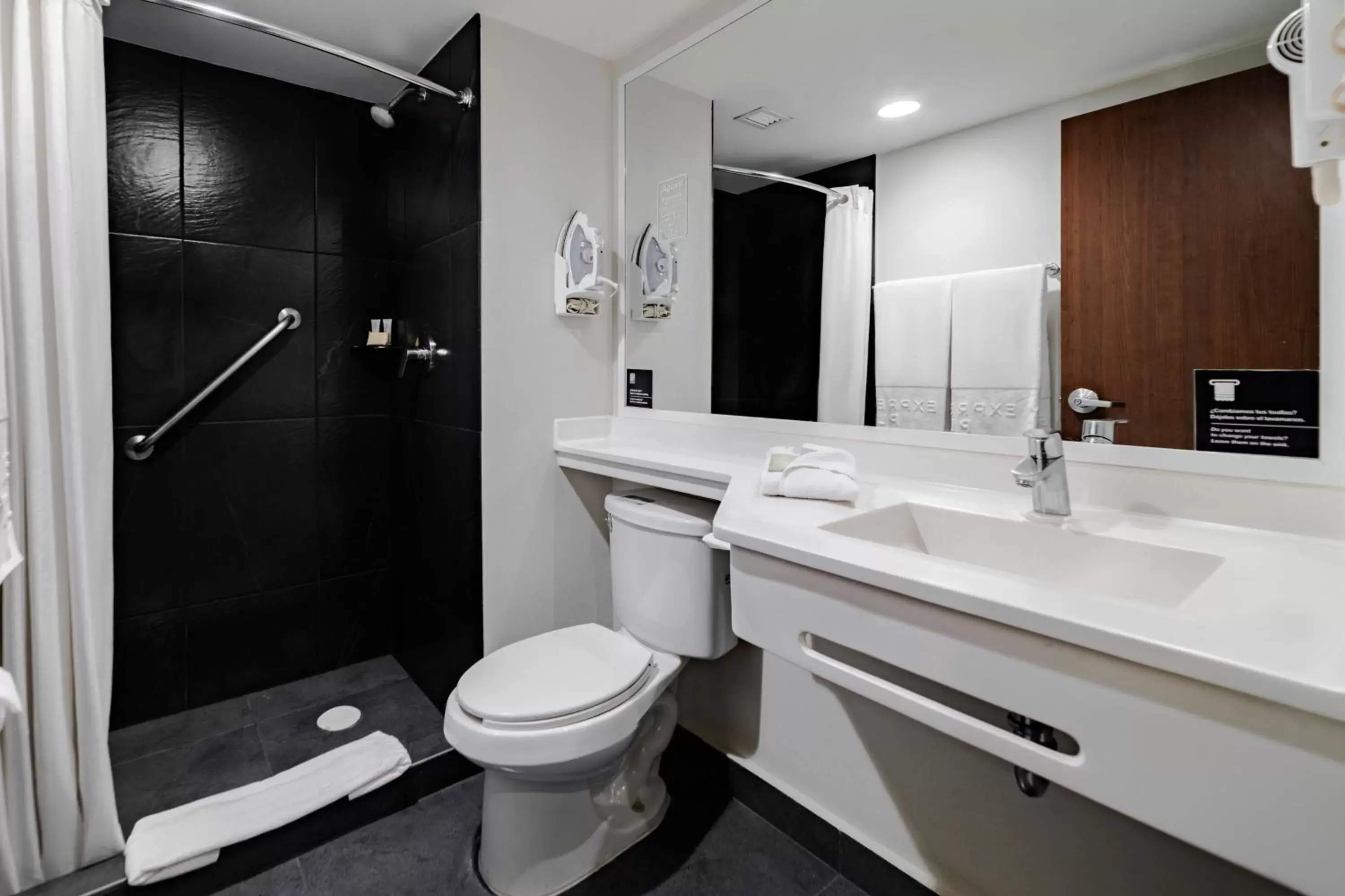 Photo of the whole room, Bathroom in City Express Plus by Marriott Guadalajara Palomar