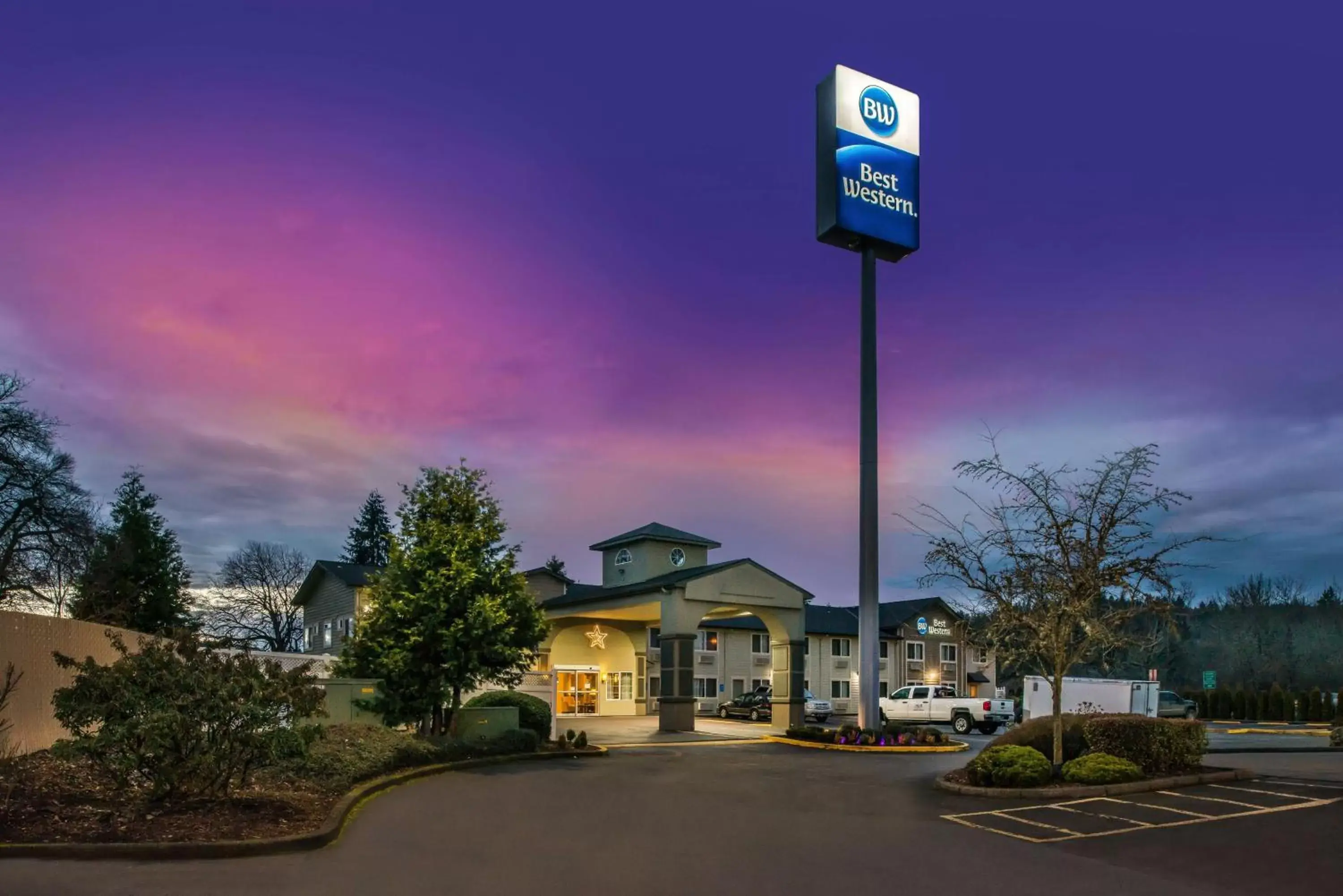 Property Building in Best Western Cottage Grove Inn