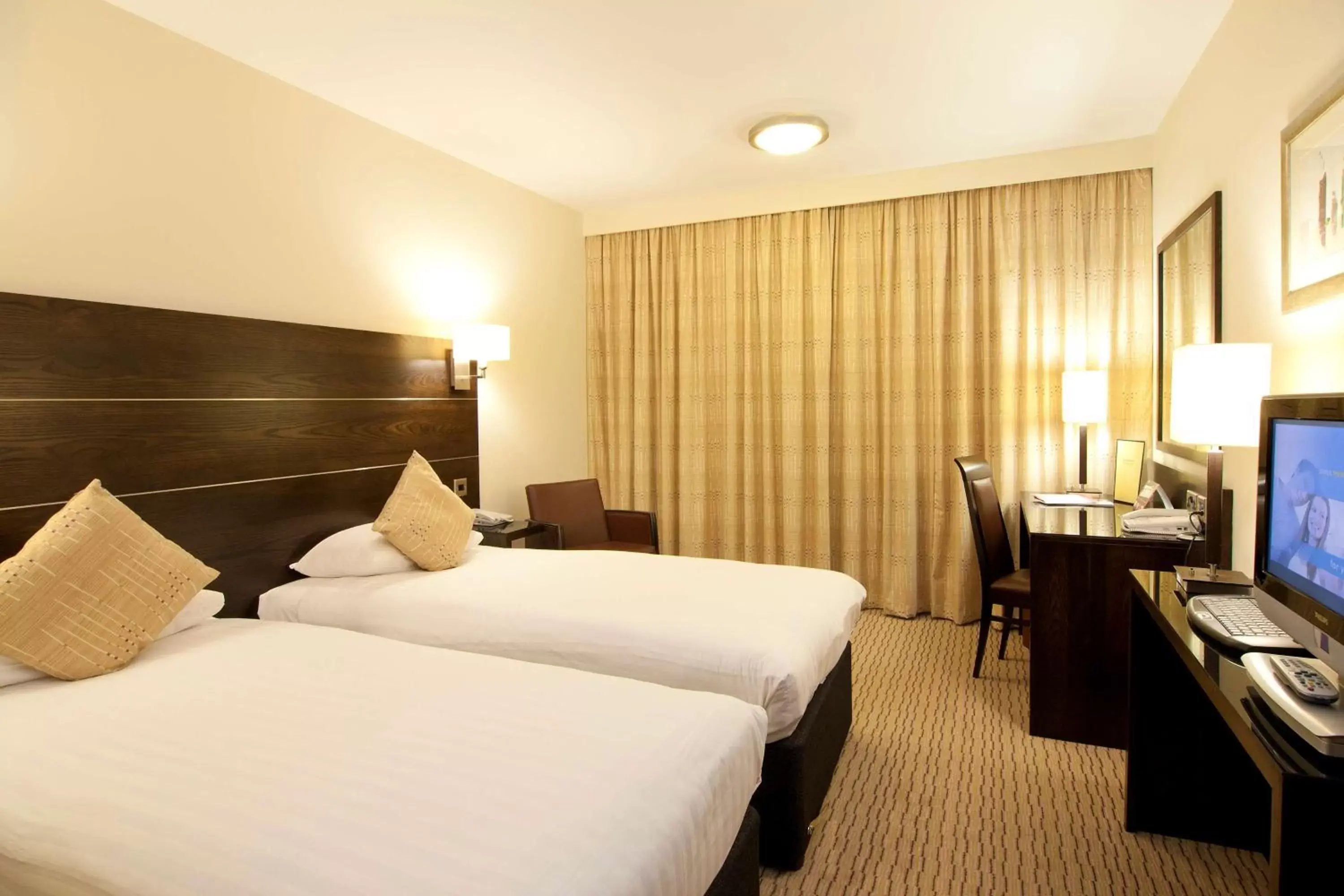 Bedroom, Bed in DoubleTree by Hilton London Heathrow Airport