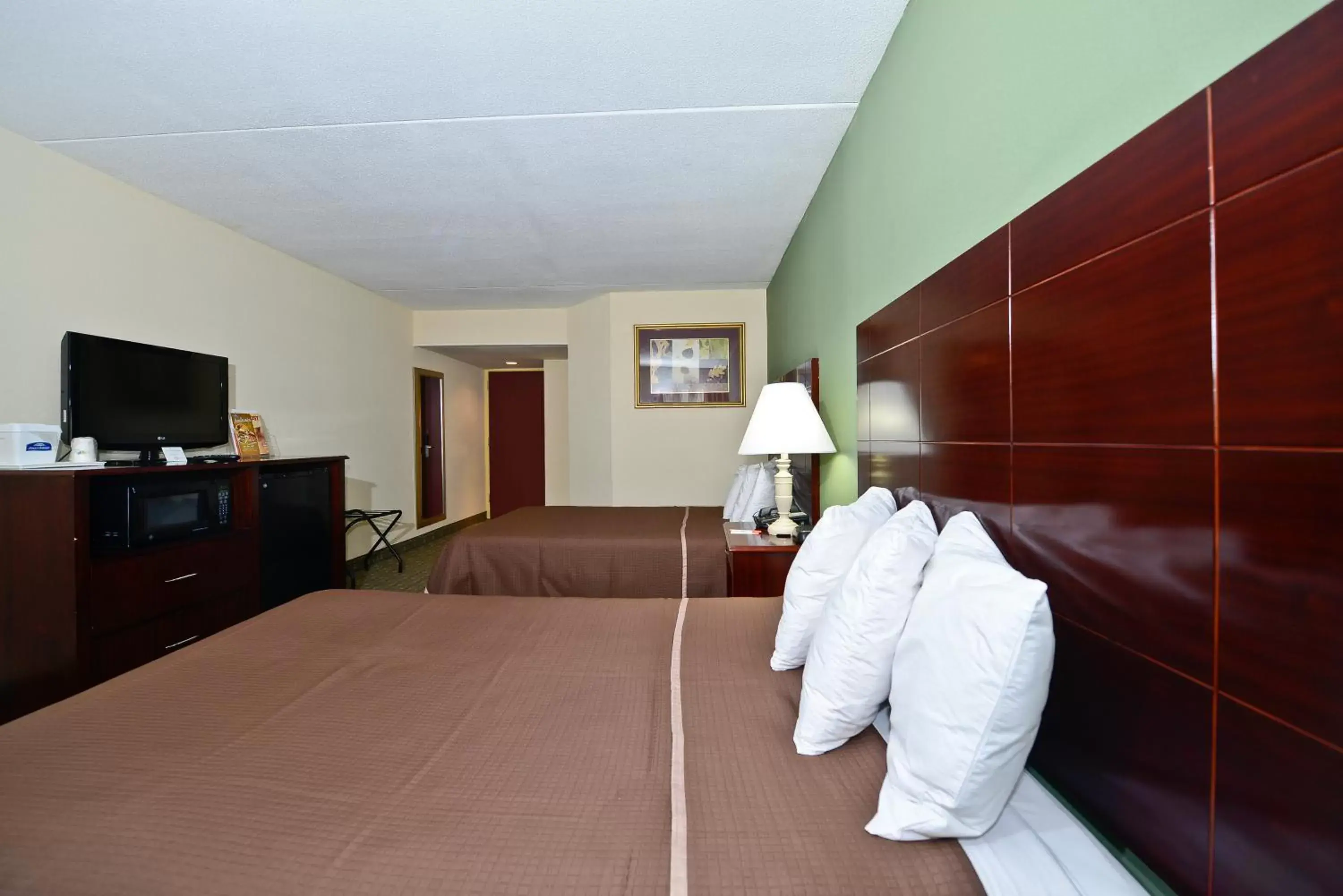 Bed in Howard Johnson by Wyndham Newark Airport