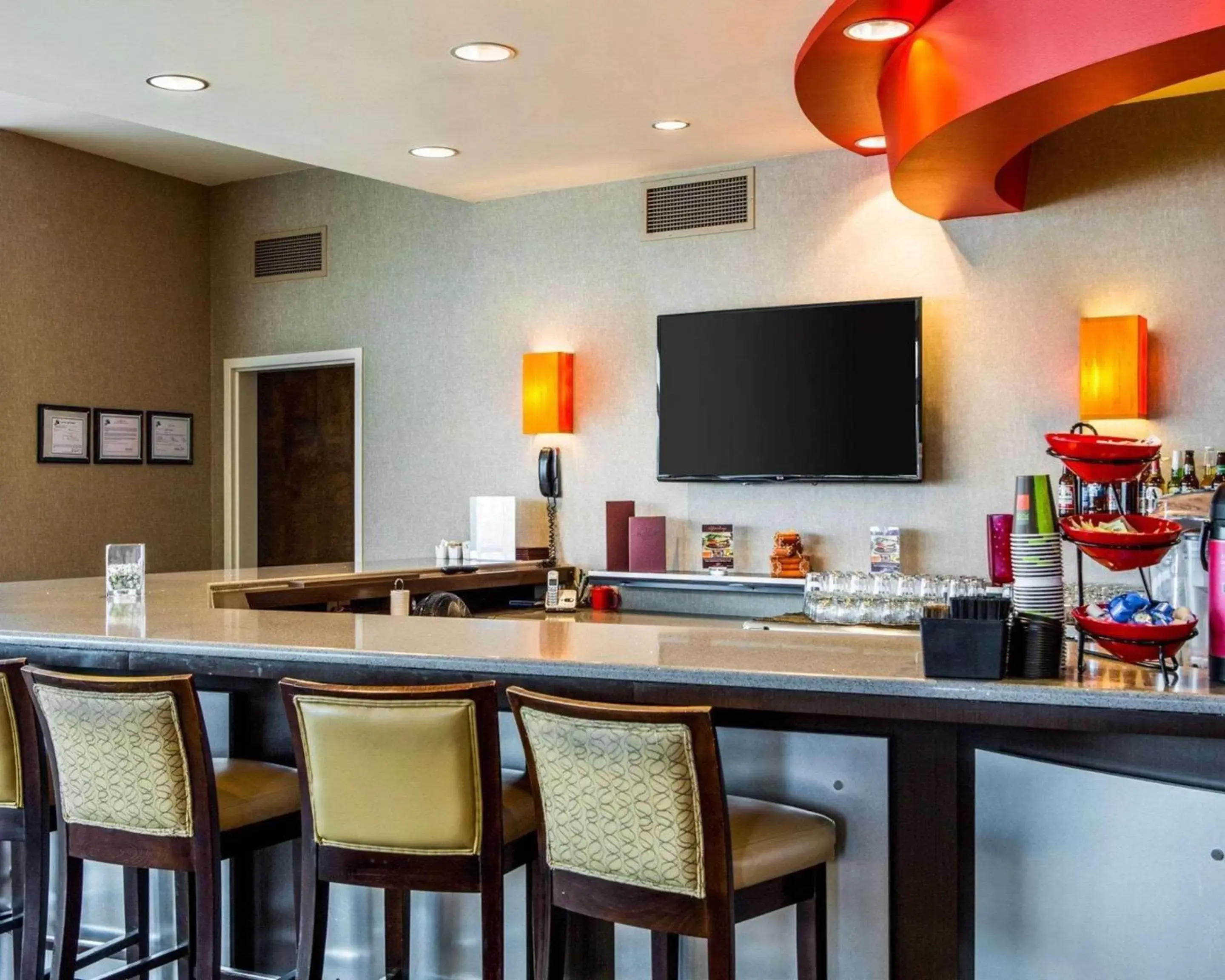 Restaurant/places to eat, TV/Entertainment Center in Cambria Hotel Appleton