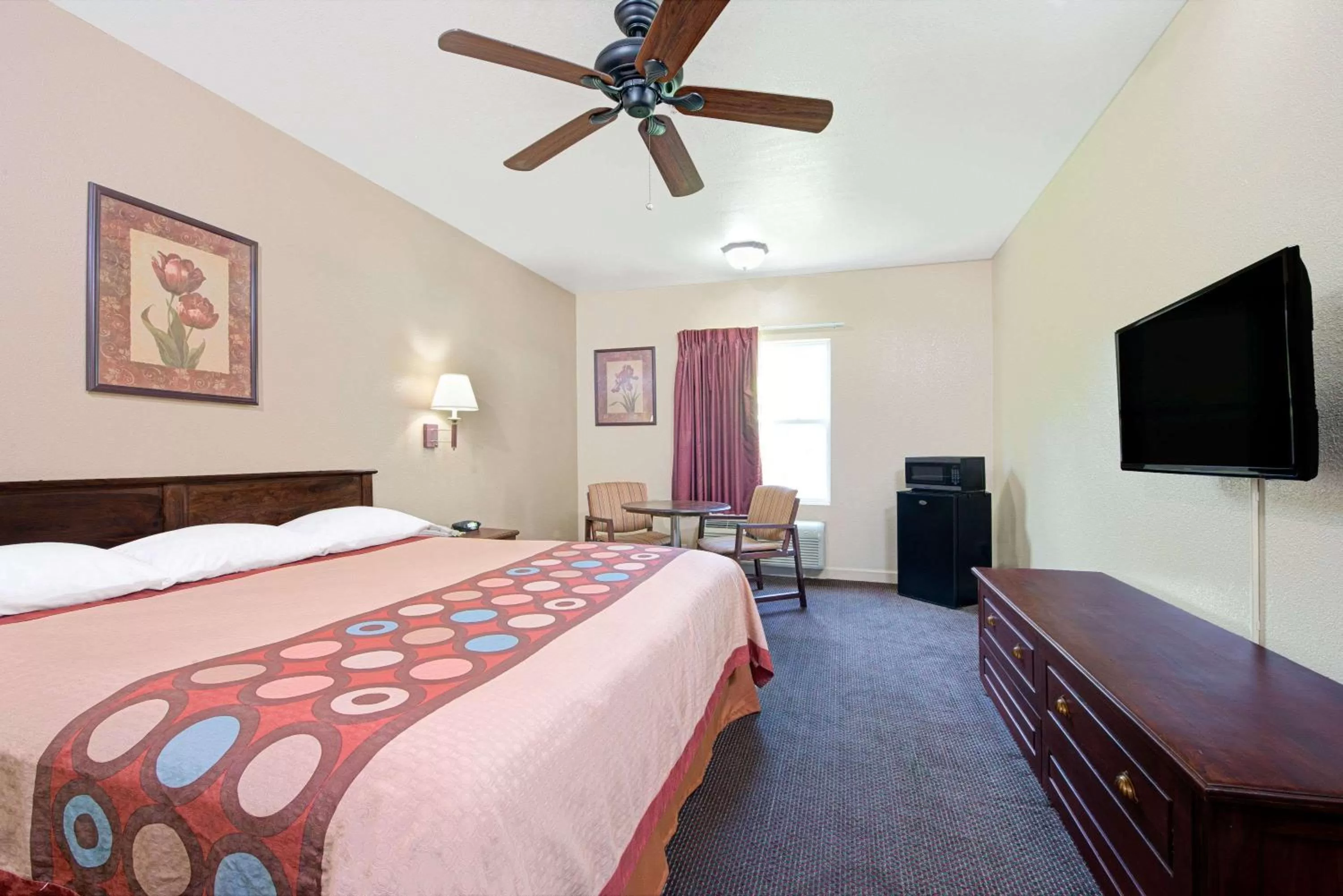 Photo of the whole room, Bed in Super 8 by Wyndham St. Louis Airport