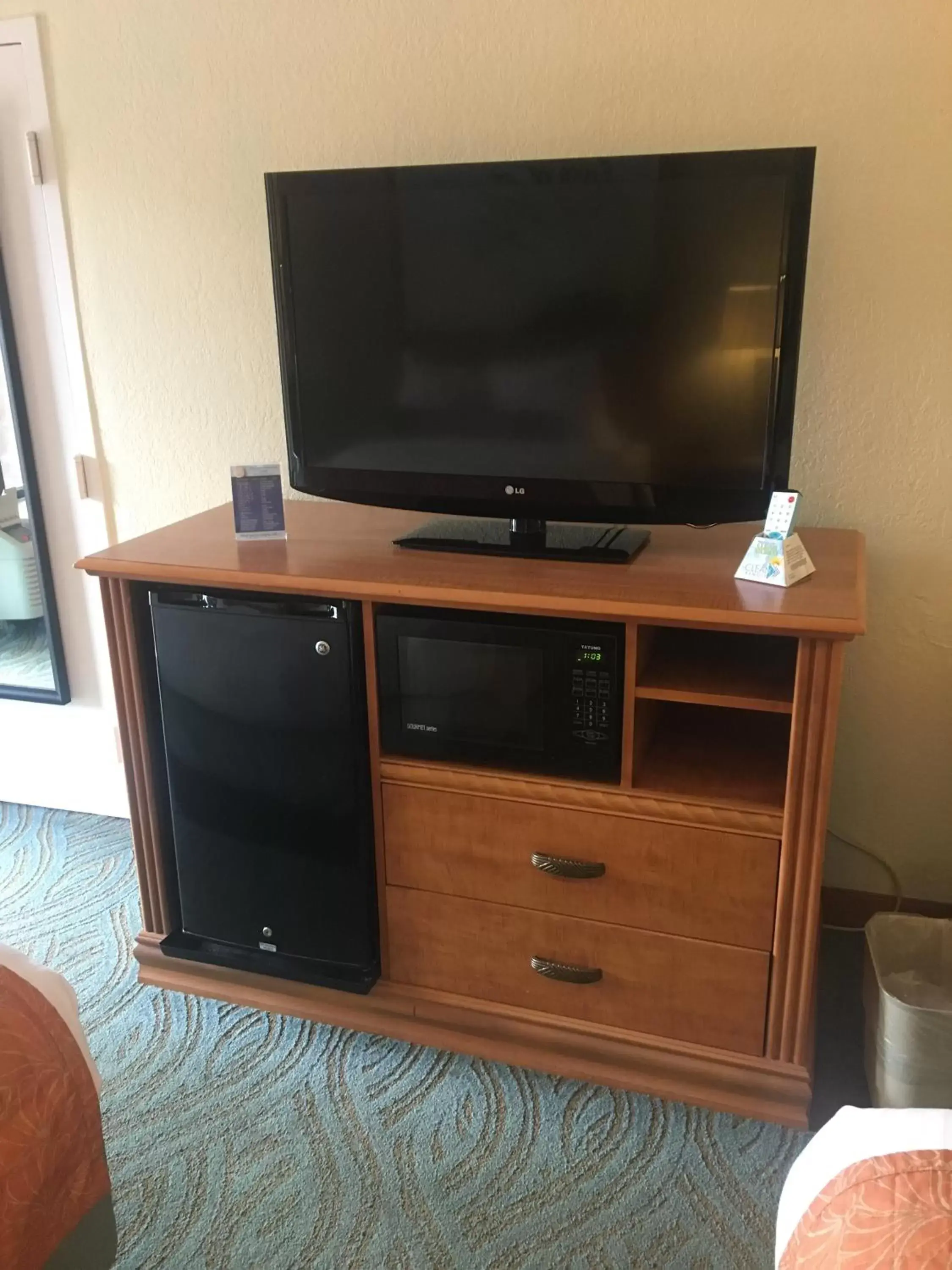 Bedroom, TV/Entertainment Center in Best Western Plus Siesta Key Gateway