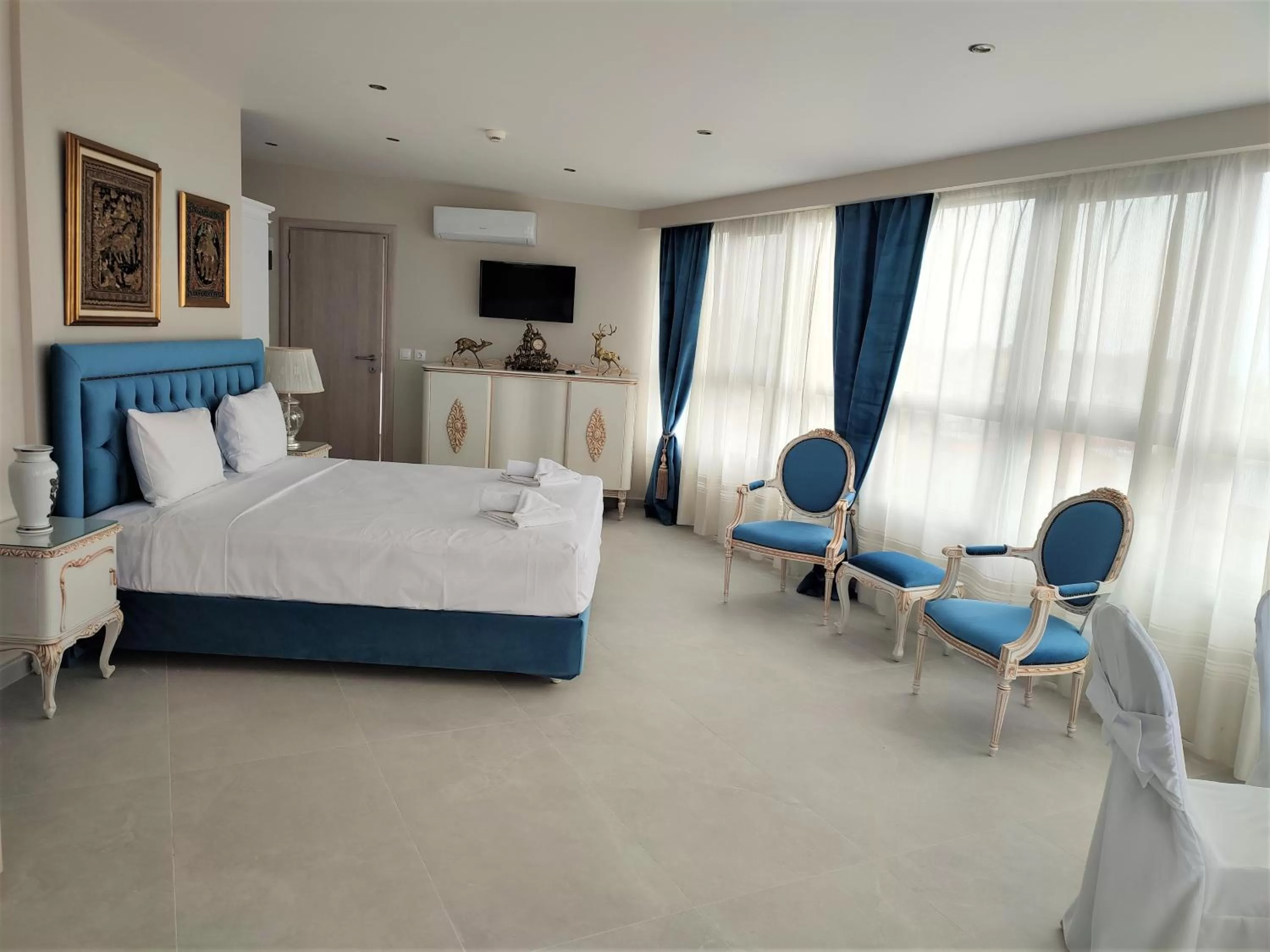 Photo of the whole room, Bed in Light Blue Hotel