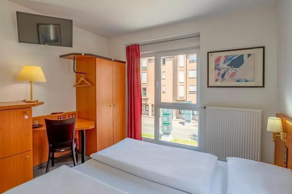 TV and multimedia, Bed in Heilbronner Hotel am schönen Theater